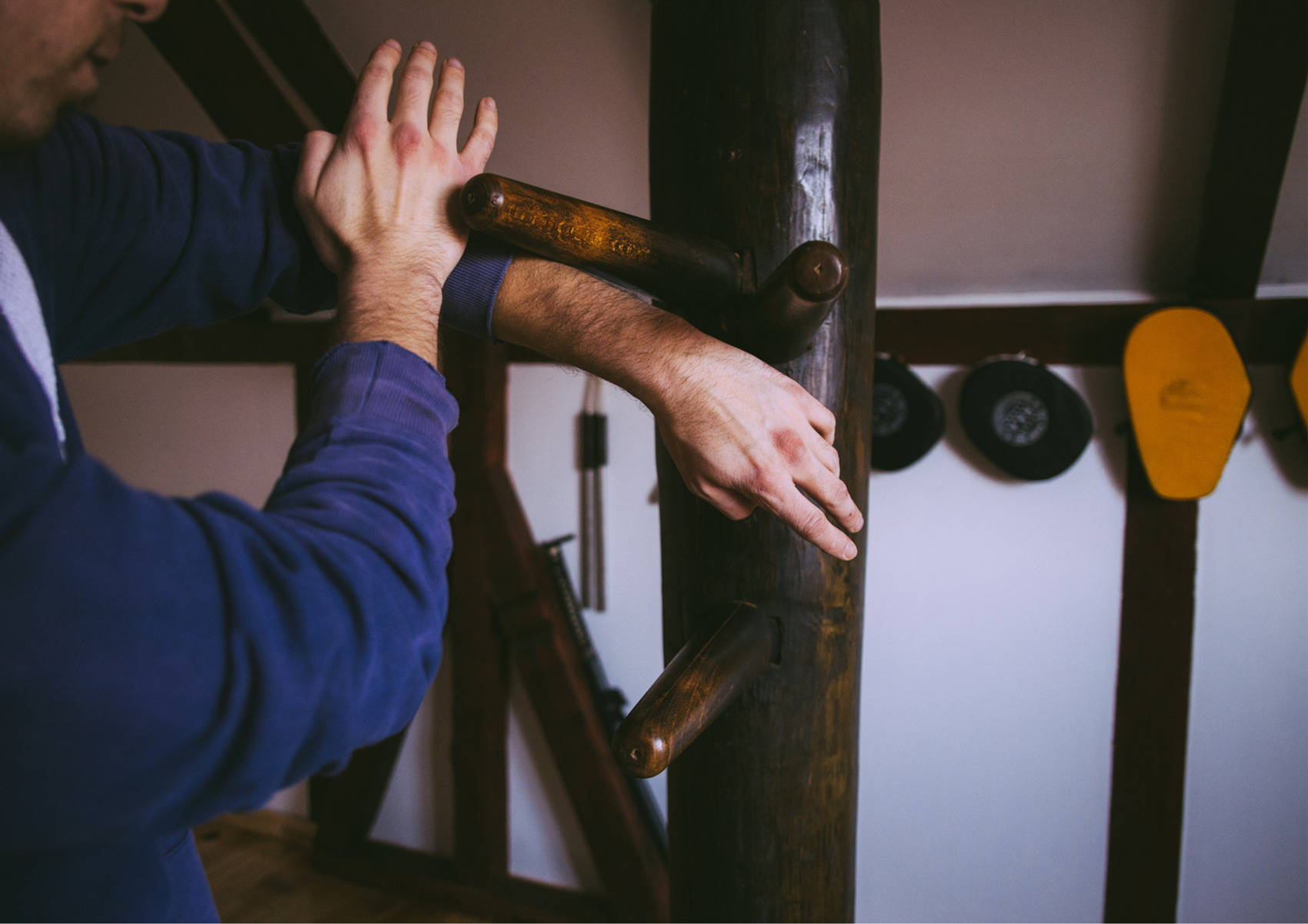 Wing Chun, wooden dummy, rustic training room, HD Desktop Wallpaper