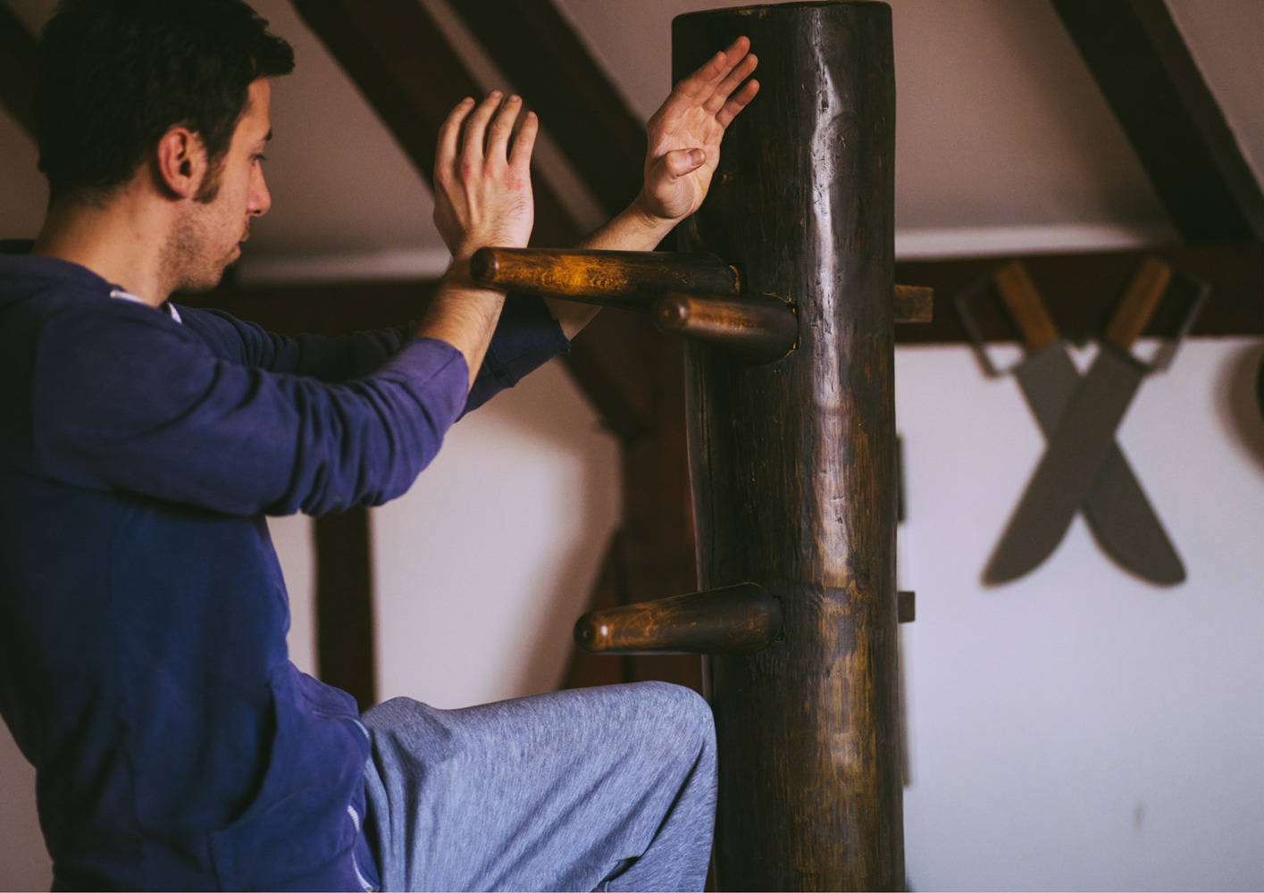 Wing Chun, wooden dummy, blue sweatshirt, HD Desktop Wallpaper