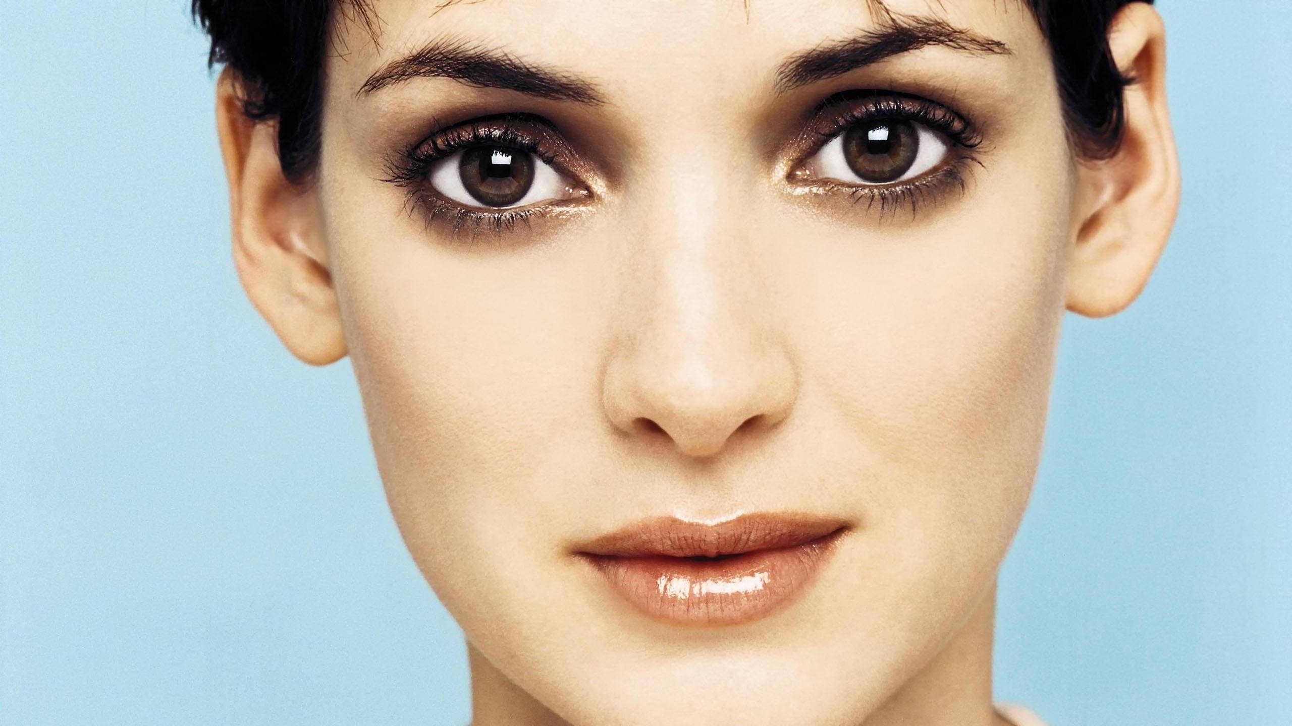 Winona Ryder, earthy makeup, brown eyes, 2K Desktop Wallpaper