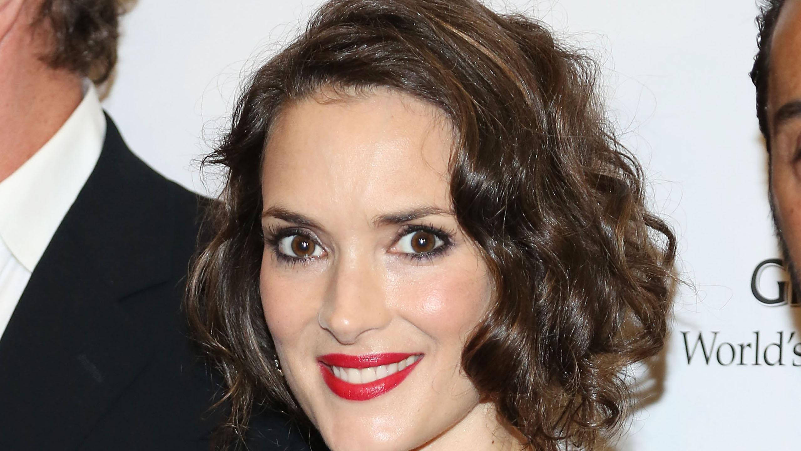 Winona Ryder, red lipstick, short curly hair, 2K Desktop Wallpaper