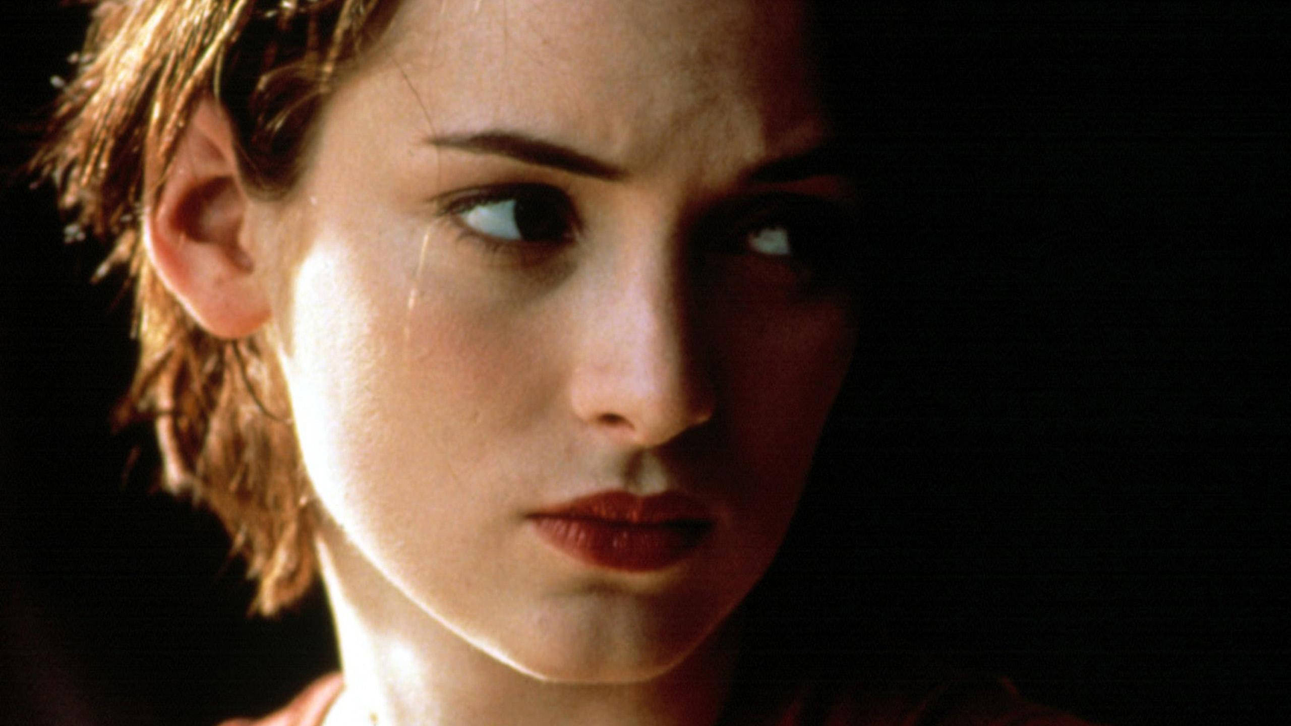 Winona Ryder, short brown hair, red lips, 2K Desktop Wallpaper
