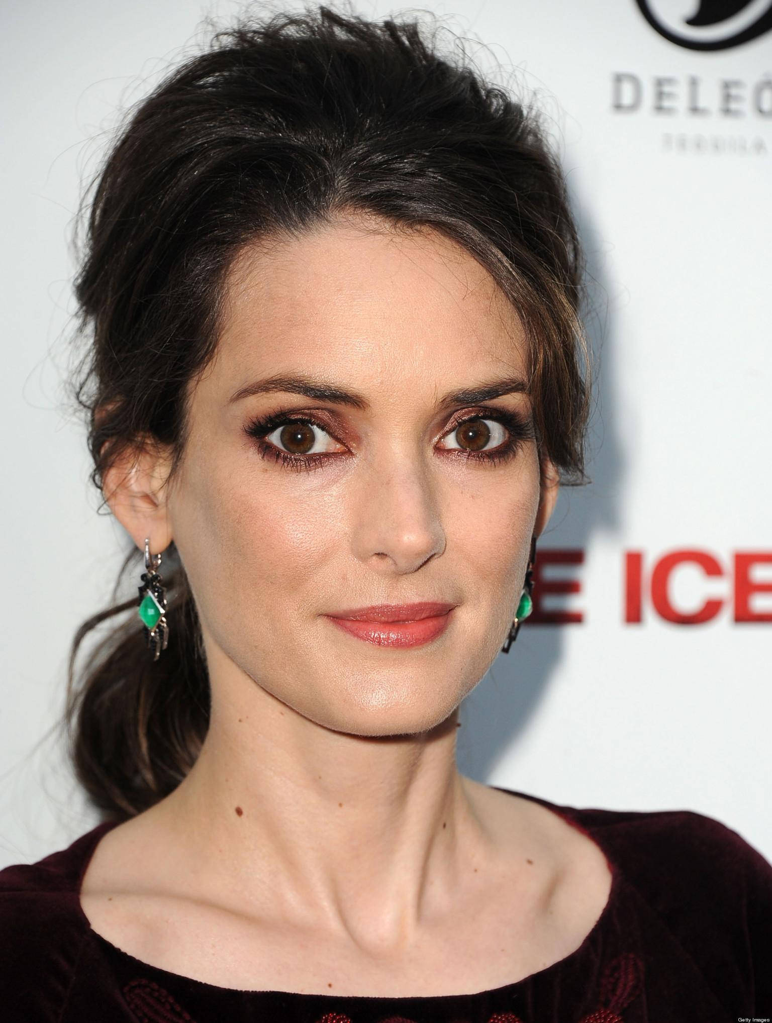 Winona Ryder, bouffant ponytail, red carpet event, Full HD Phone Wallpaper