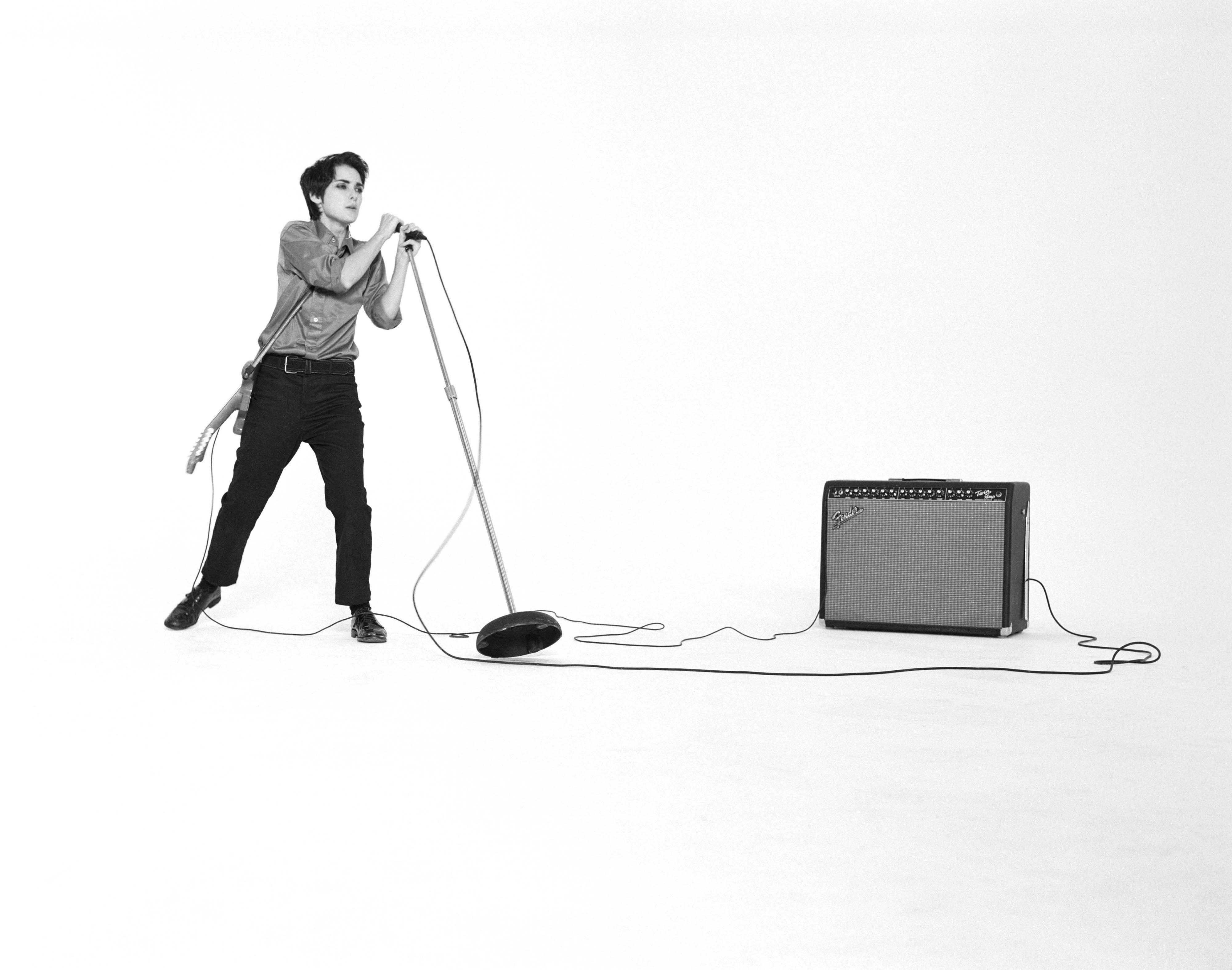 Winona Ryder, guitar, microphone stand, 4K Desktop Wallpaper