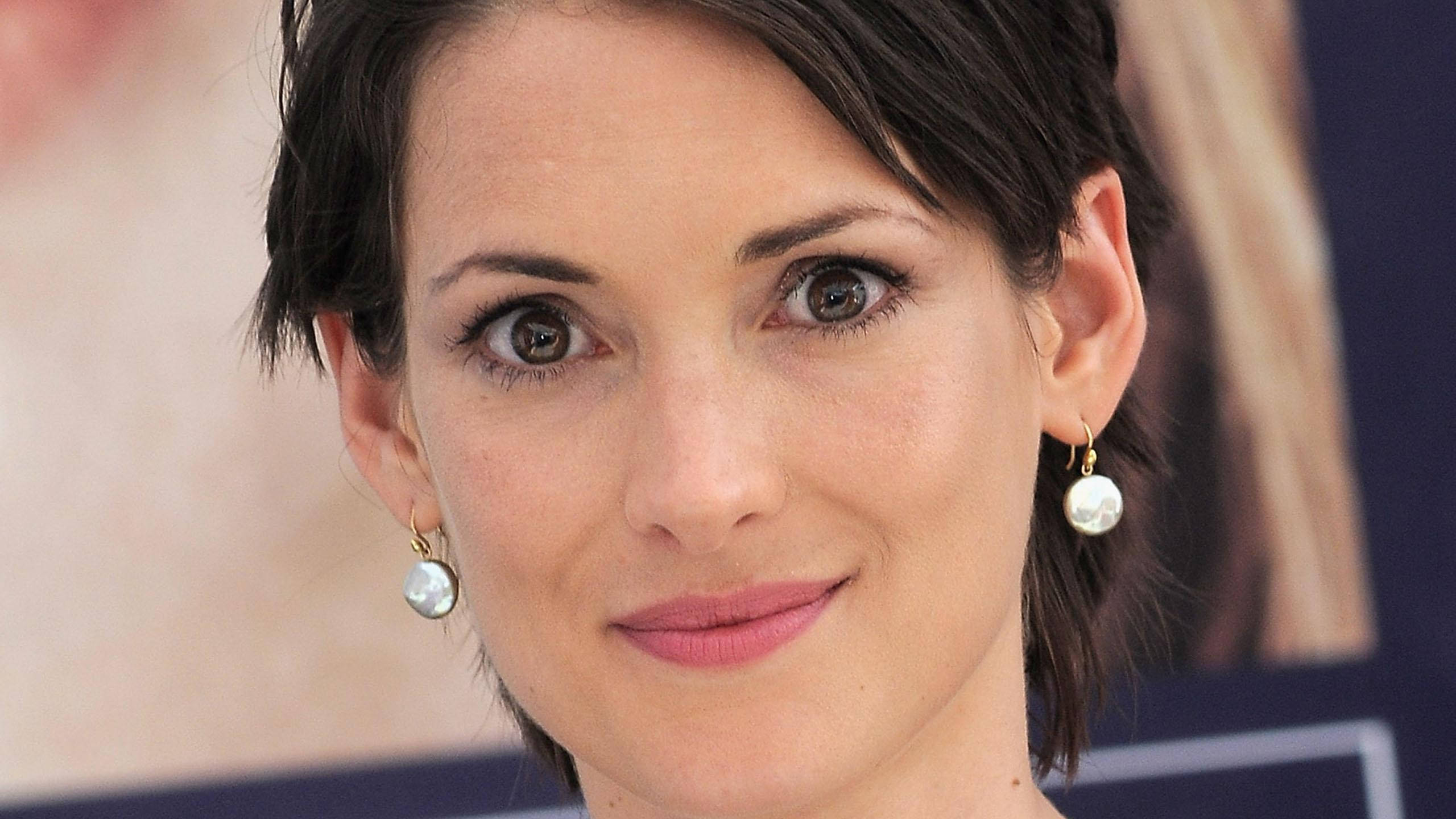 Winona Ryder, pearl earrings, short dark hair, 2K Desktop Wallpaper