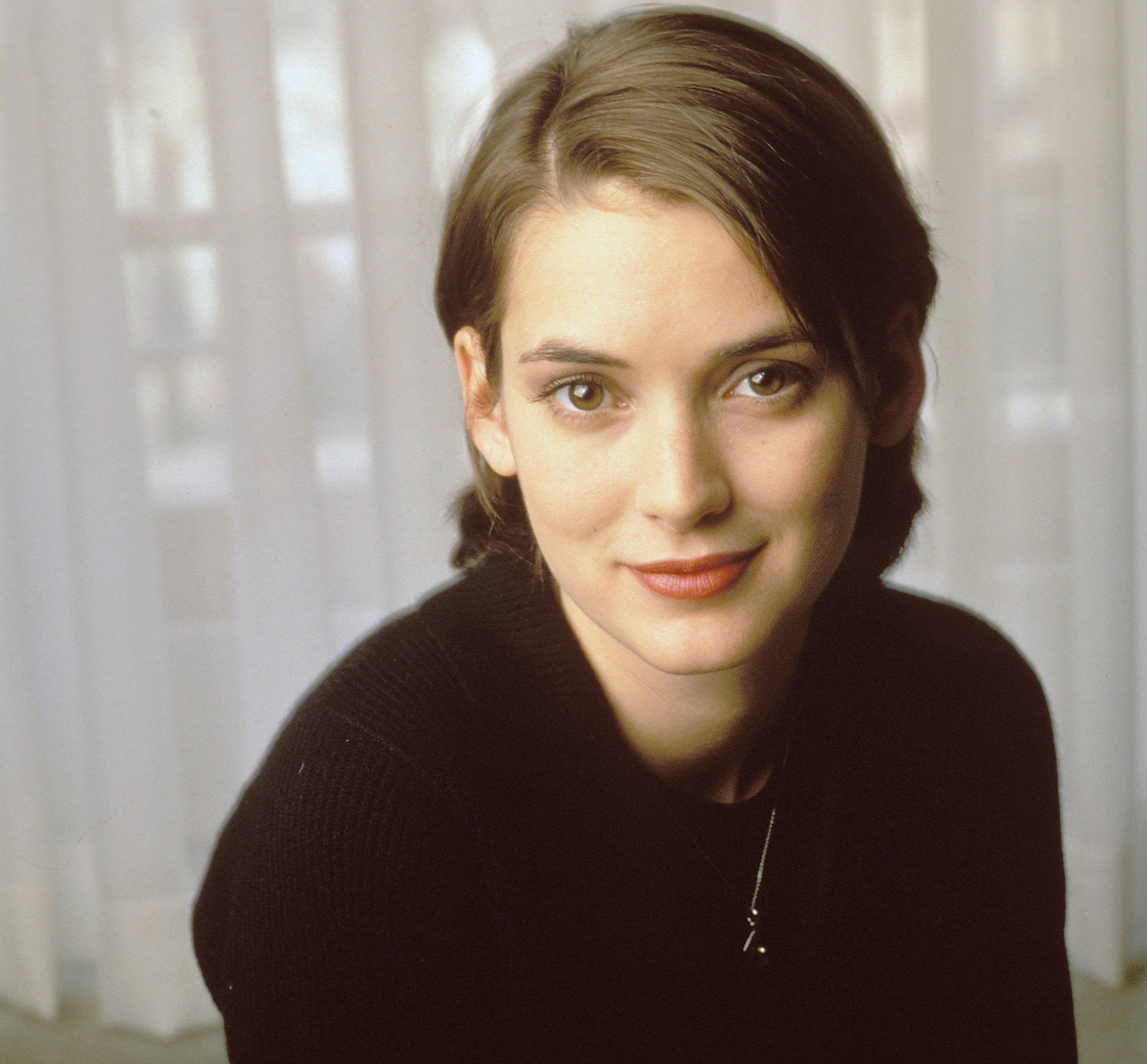 Winona Ryder, brown hair, warm eyes, 2K Desktop Wallpaper