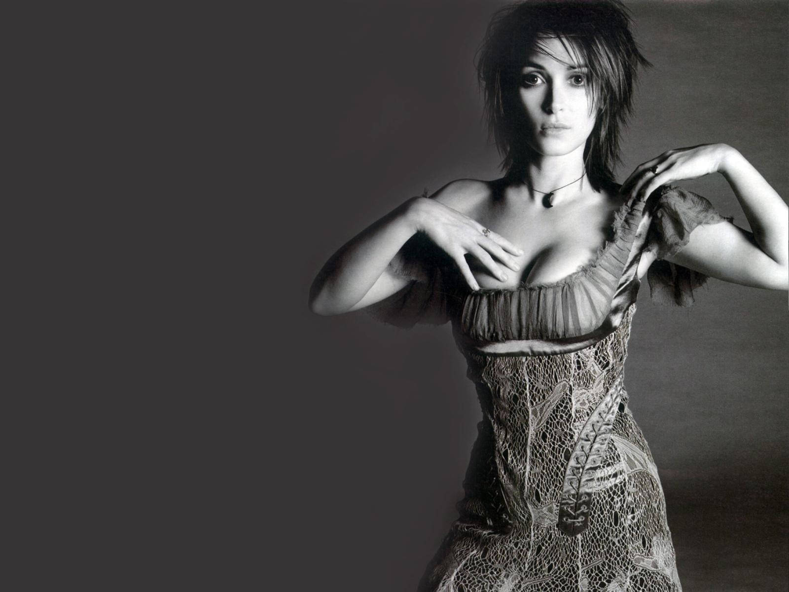 Winona Ryder, lace dress, dark gray studio background, HD Desktop Wallpaper