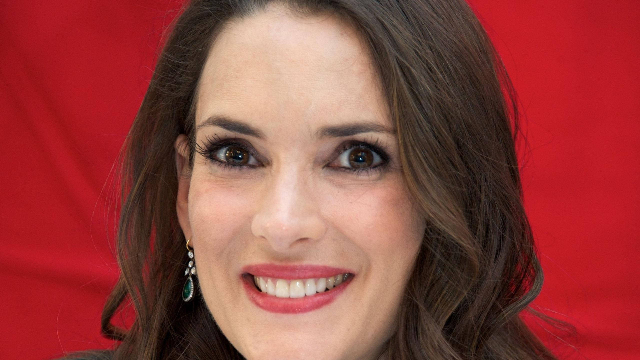 Winona Ryder, red background, brown hair, 2K Desktop Wallpaper