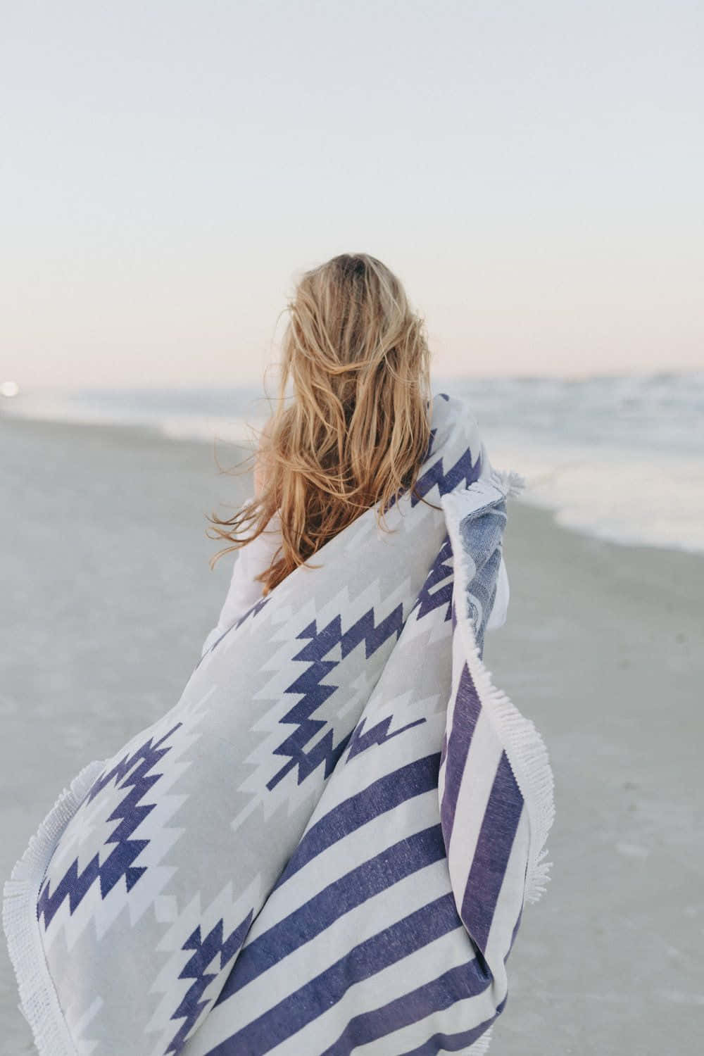 Winter Beach, blonde hair, blue and white patterned blanket, HD Phone Wallpaper