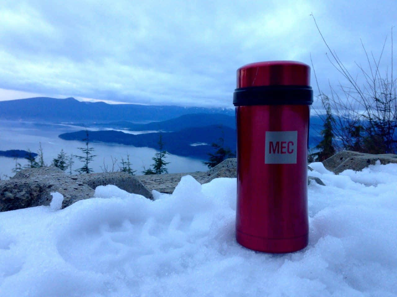 vibrant red thermos, fresh snow, mountain overlook, HD Desktop Wallpaper