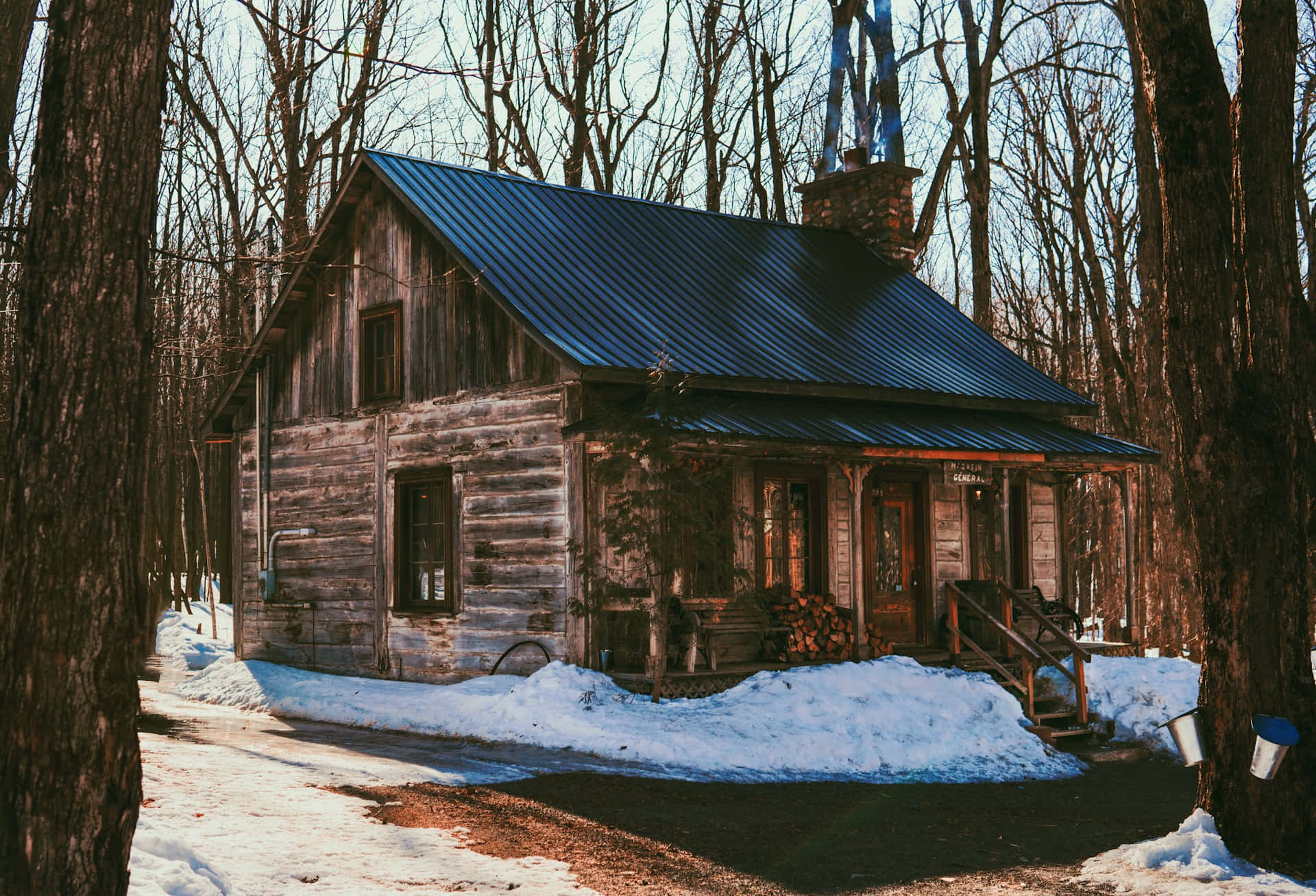 rustic winter log cabin, weathered wooden cabin, dark metal roof, Full HD Desktop Wallpaper