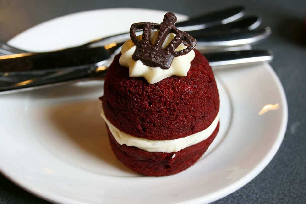 red velvet cupcake, white cream filling, chocolate crown, HD Desktop Wallpaper