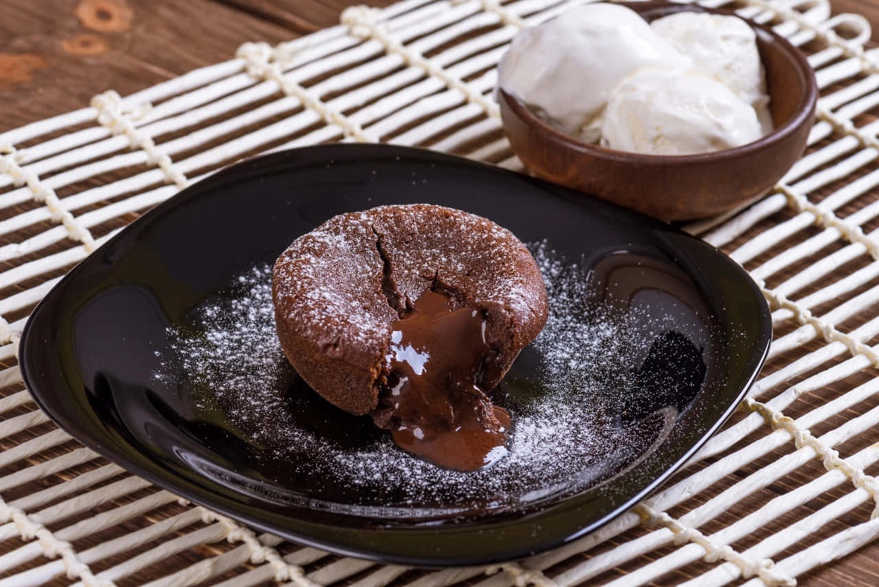 molten chocolate lava cake, black plate, powdered sugar, HD Desktop Wallpaper