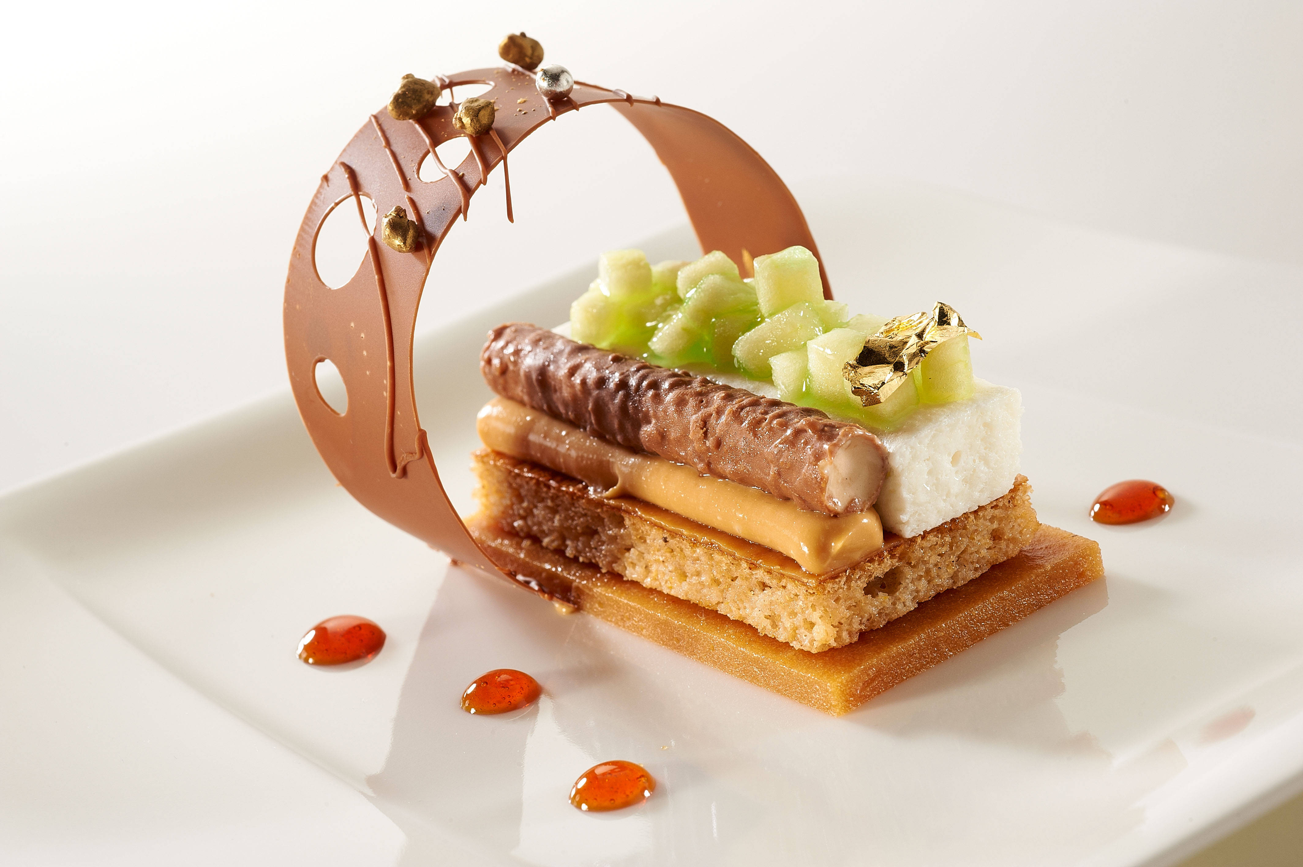 layered cake, caramel sauce, chocolate garnish, 4K Desktop Wallpaper