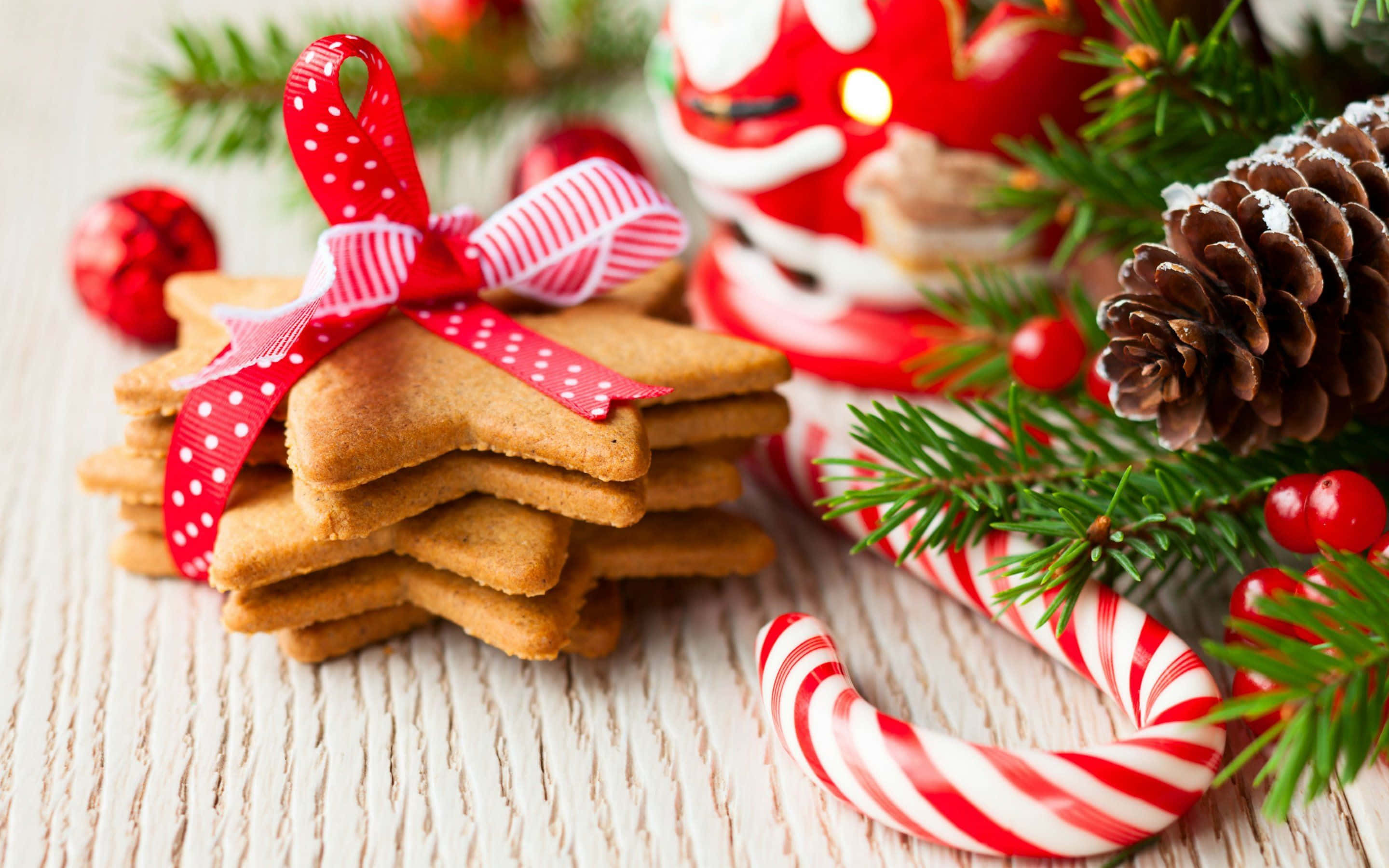star-shaped gingerbread cookies, red ribbon, pinecones, 2K Desktop Wallpaper