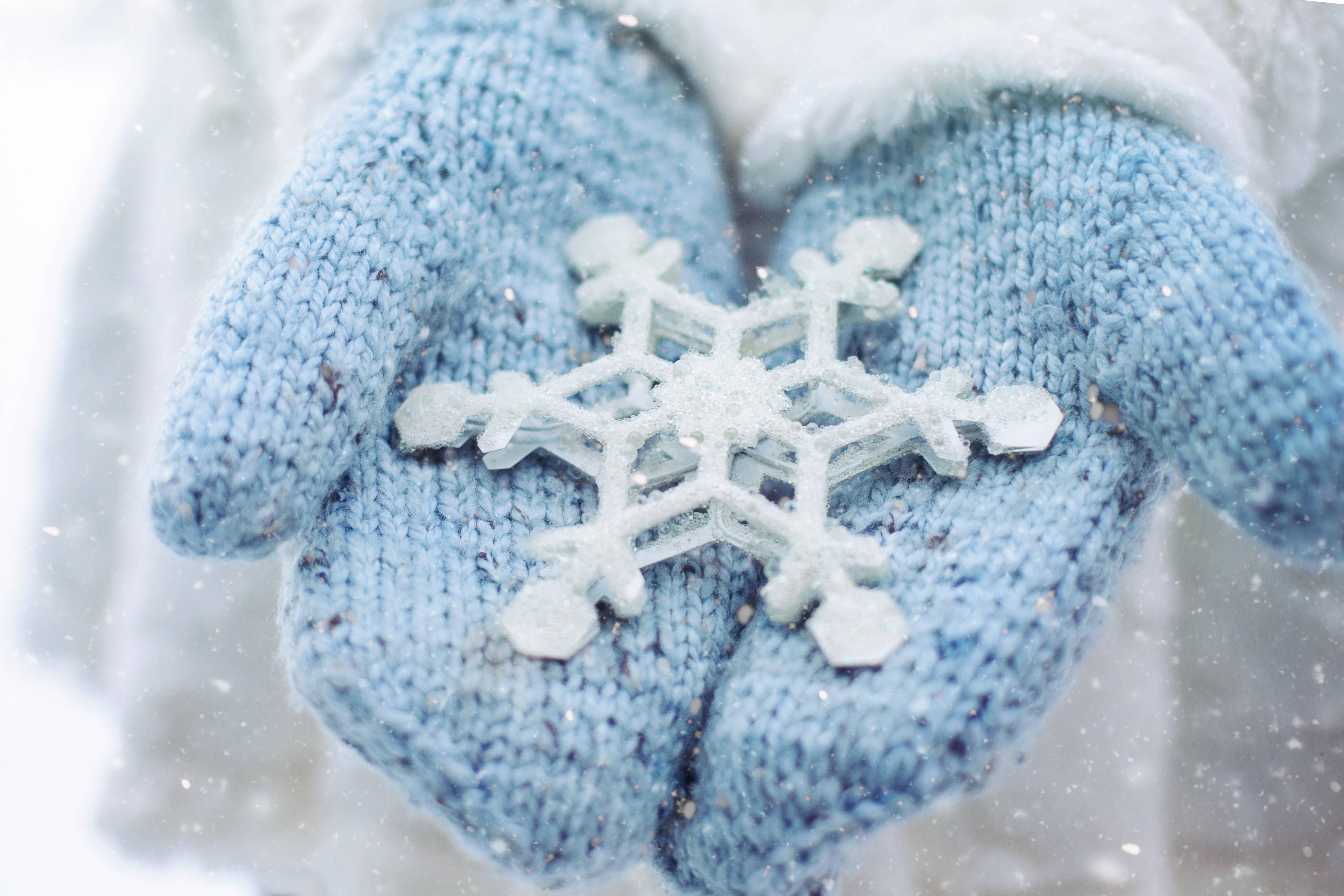 mittens, snowflake, snowy backdrop, 4K Desktop Wallpaper