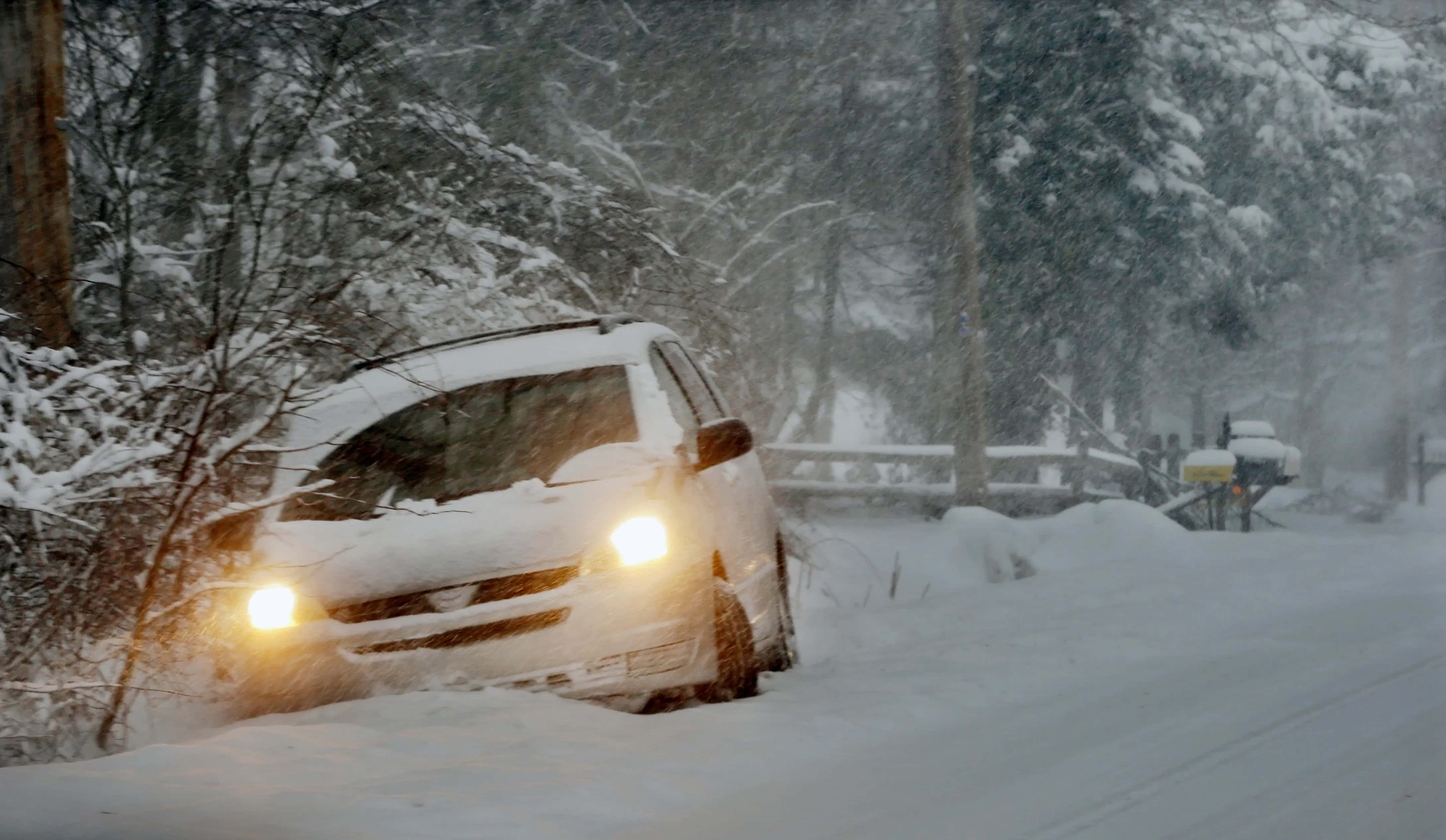 snow-covered car, glowing headlights, blizzard, 4K Desktop Wallpaper