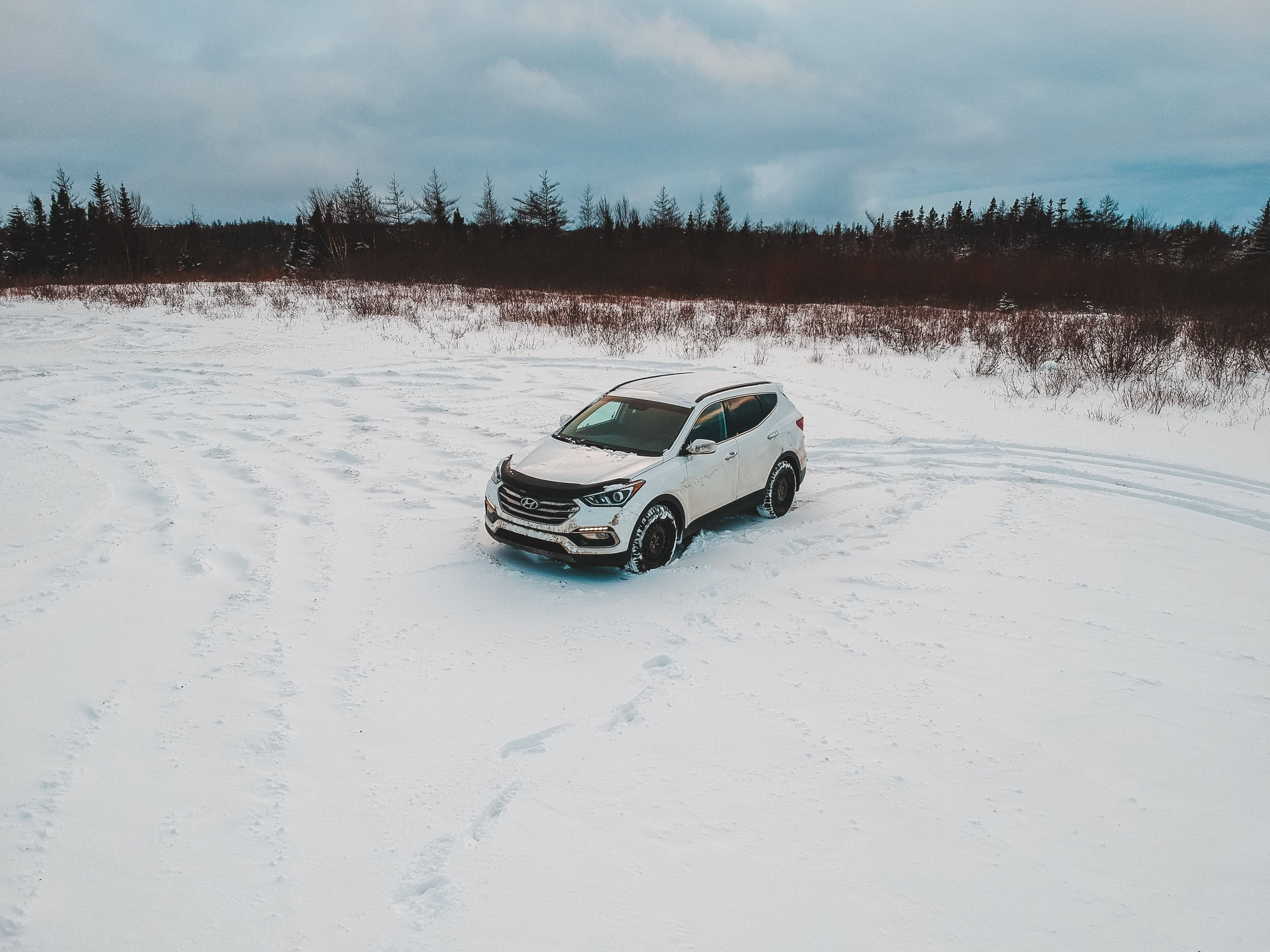 white SUV, snowy field, tire tracks, 4K Desktop Wallpaper