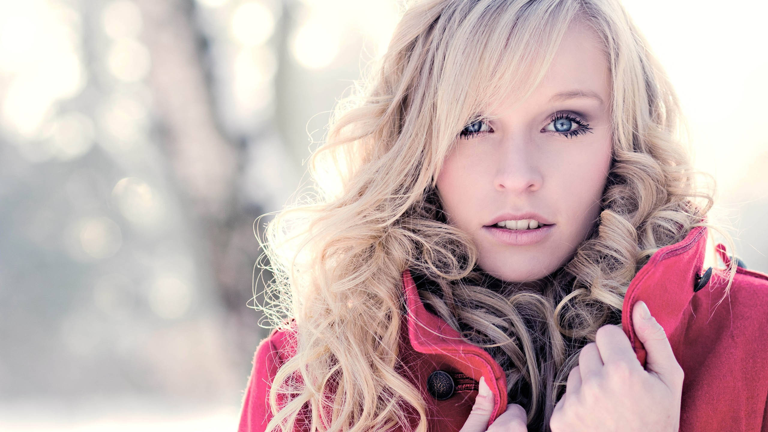 women winter fashion, blonde curls, blue eyes, 2K Desktop Wallpaper