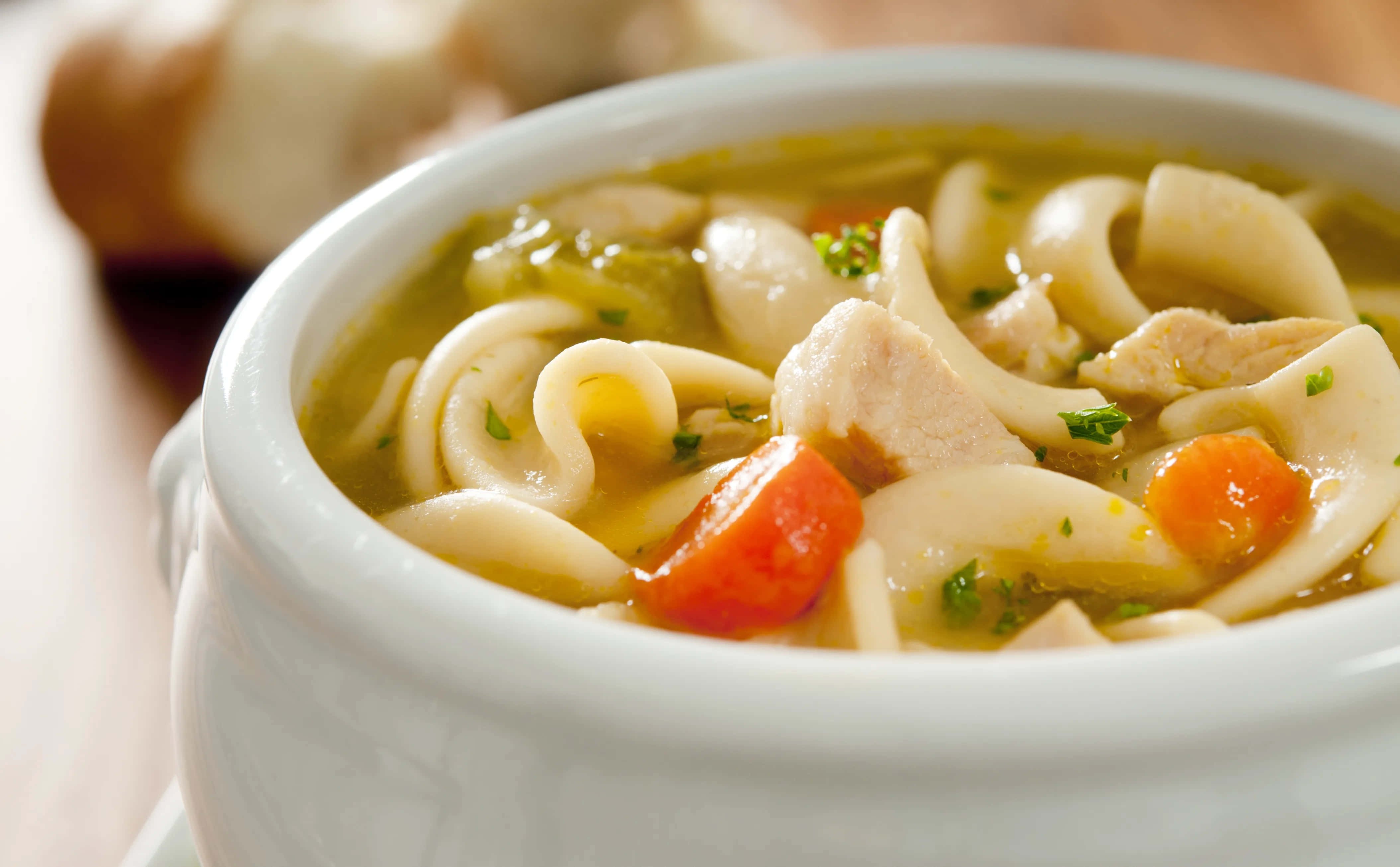 chicken noodle soup, carrots, parsley garnish, 4K Desktop Wallpaper