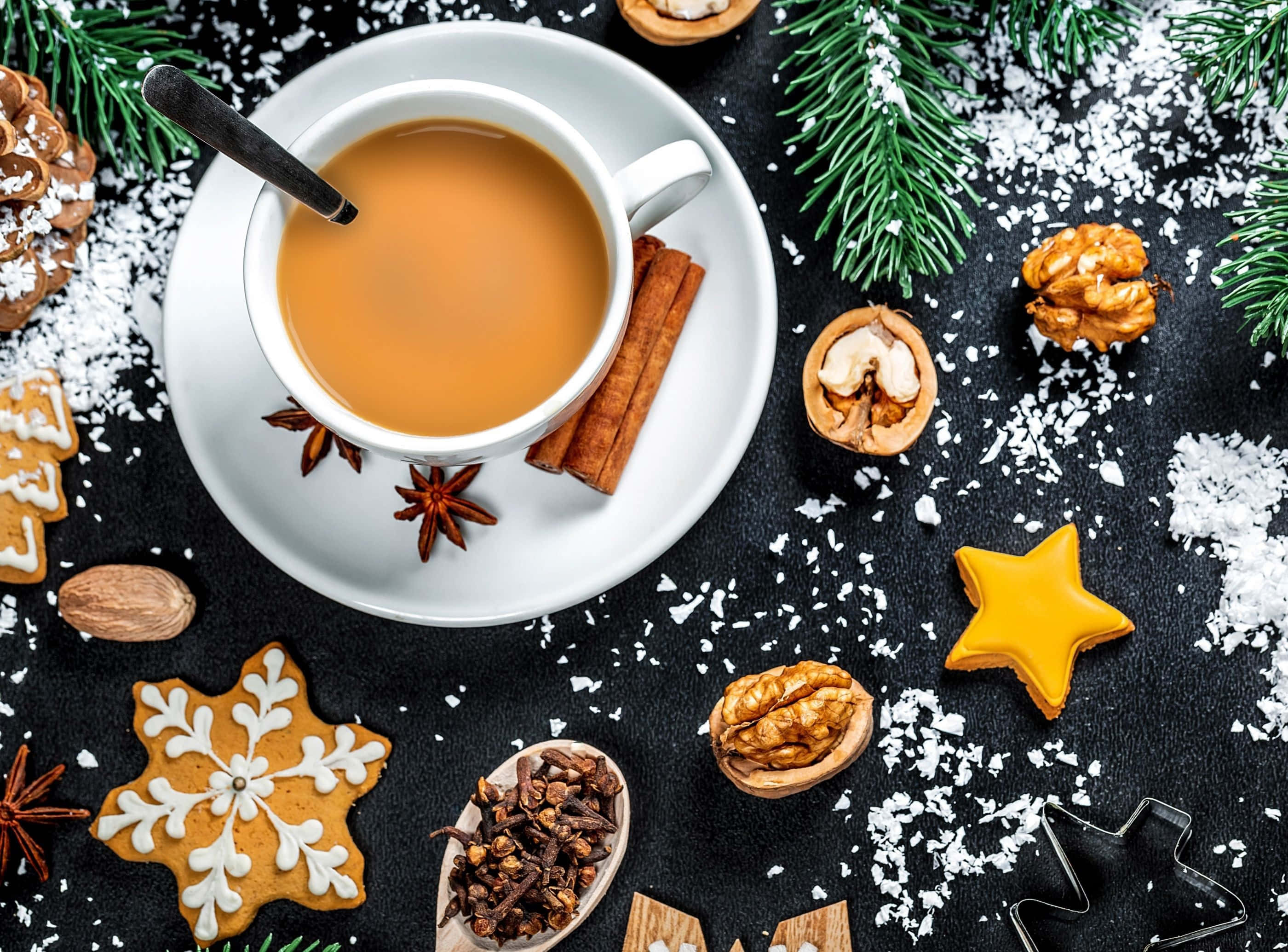 spiced tea, gingerbread cookies, cinnamon sticks, 2K Desktop Wallpaper
