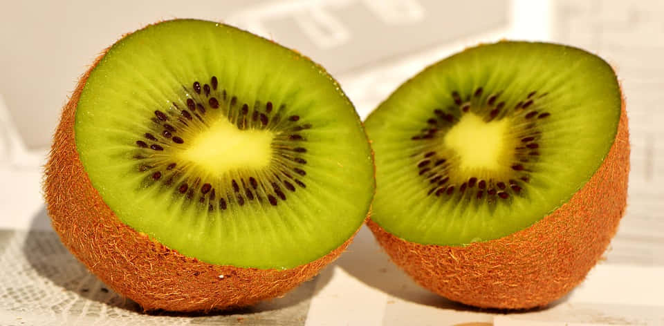 Winter Fruits, kiwi fruit, vibrant green flesh, SD Desktop Wallpaper