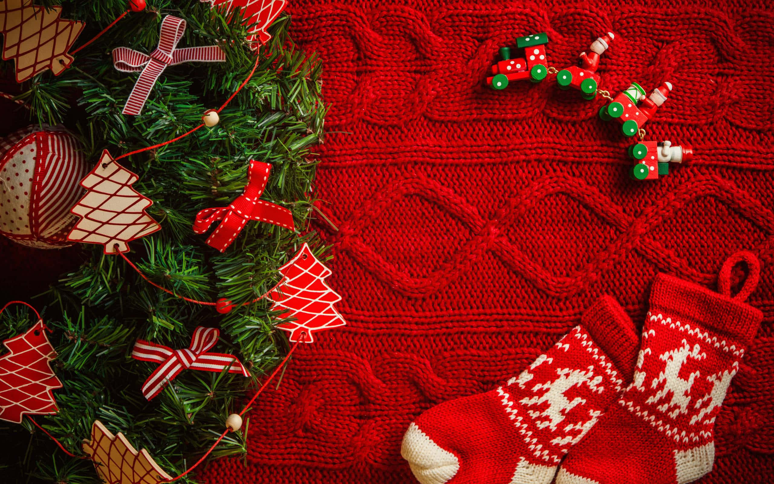 Winter Holiday Desktop, red knitted sweater, green wreath, 2K Desktop Wallpaper