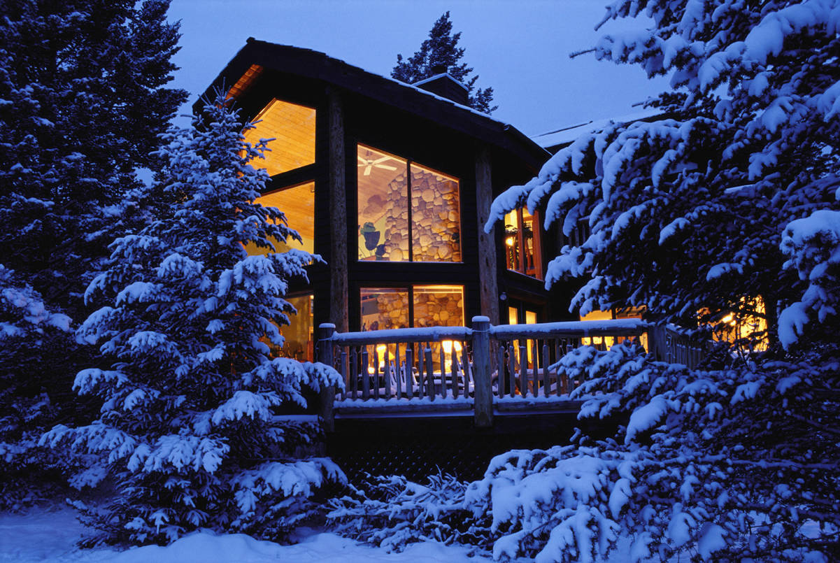 Winter House, snow-covered cabin, dusk, SD Desktop Wallpaper