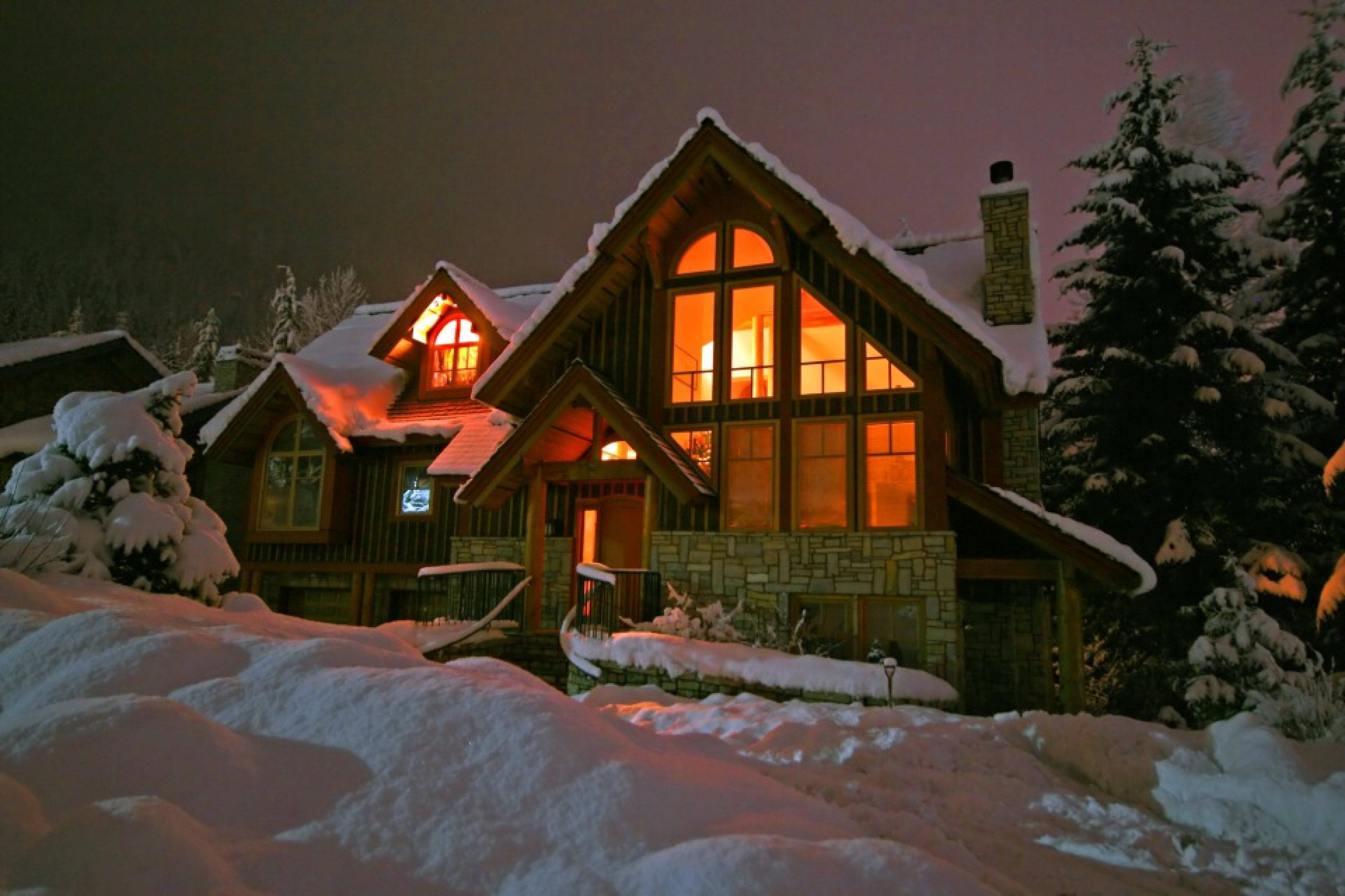 snow pile, cozy winter house, cabin, 4K Desktop Wallpaper