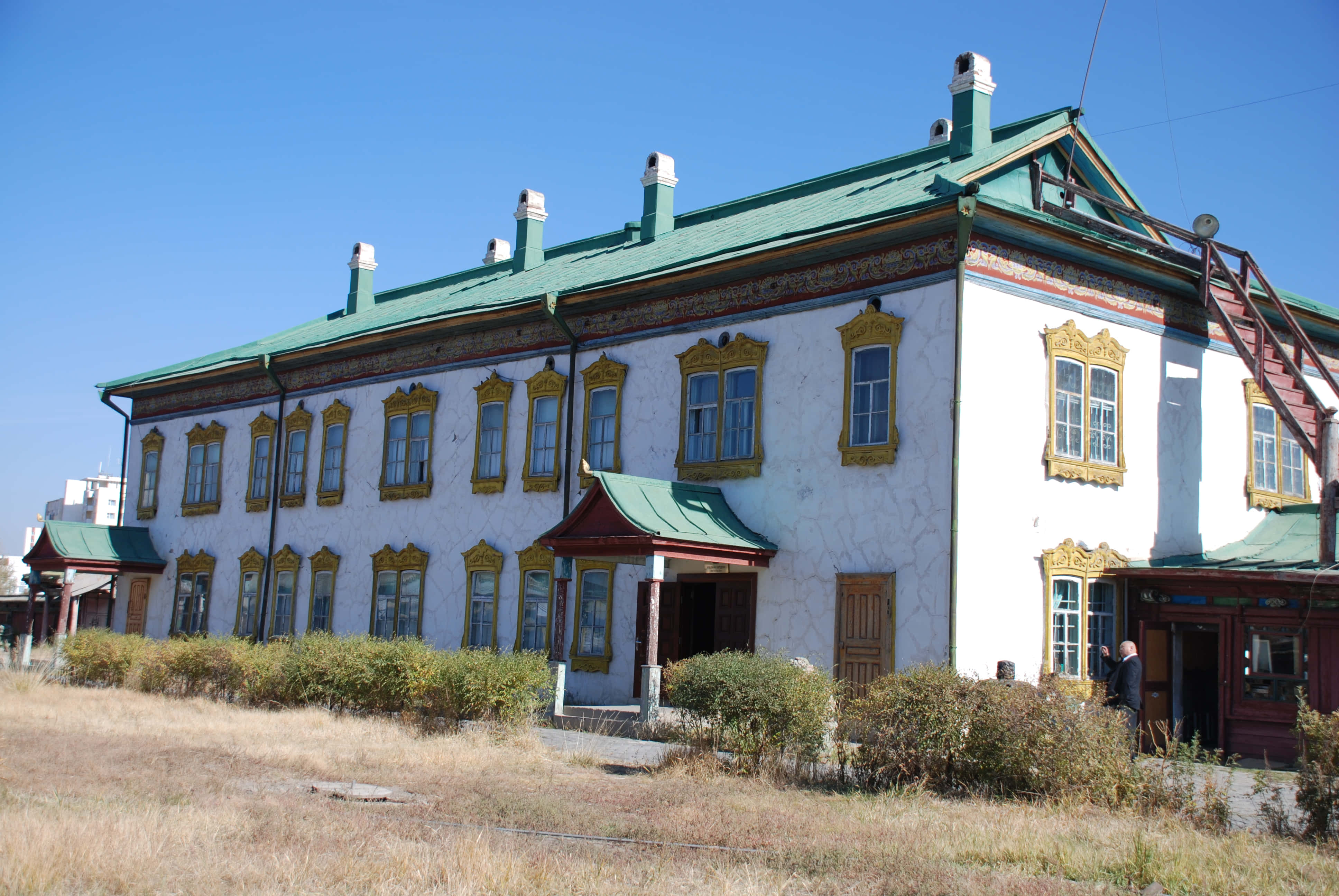 Winter Palace Of The Bogd Khan, white museum building, ornate gold window frames, 4K Desktop Wallpaper