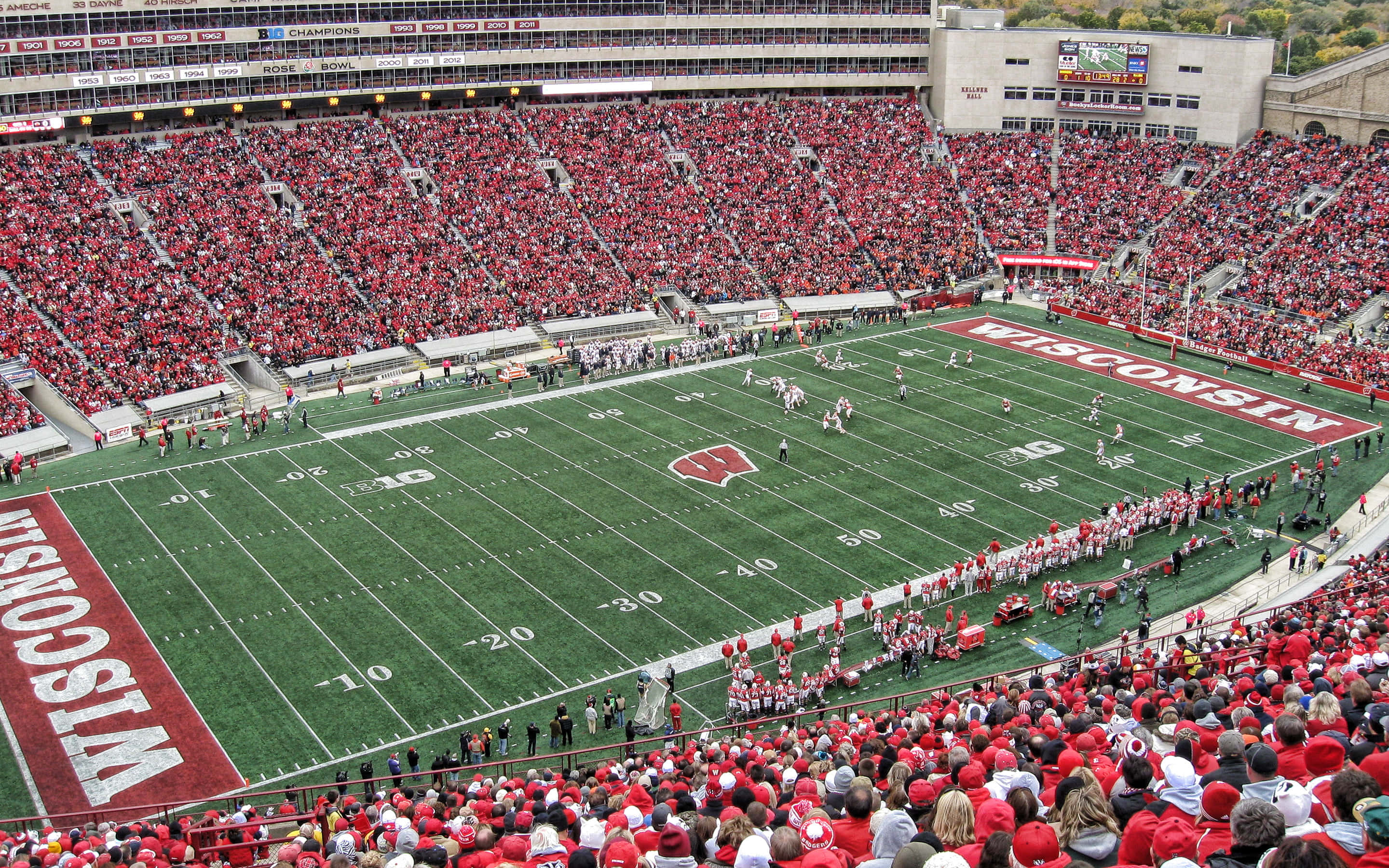 Wisconsin Badgers, red, green field, 2K Desktop Wallpaper