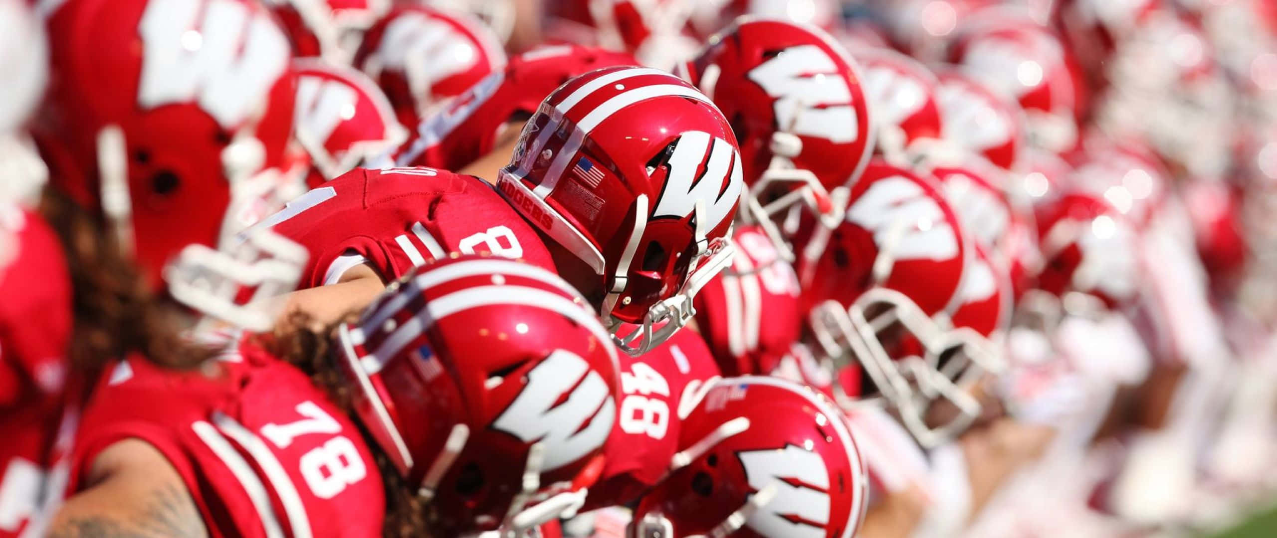 Wisconsin Badgers, red helmets, red jerseys, 2K Desktop Wallpaper