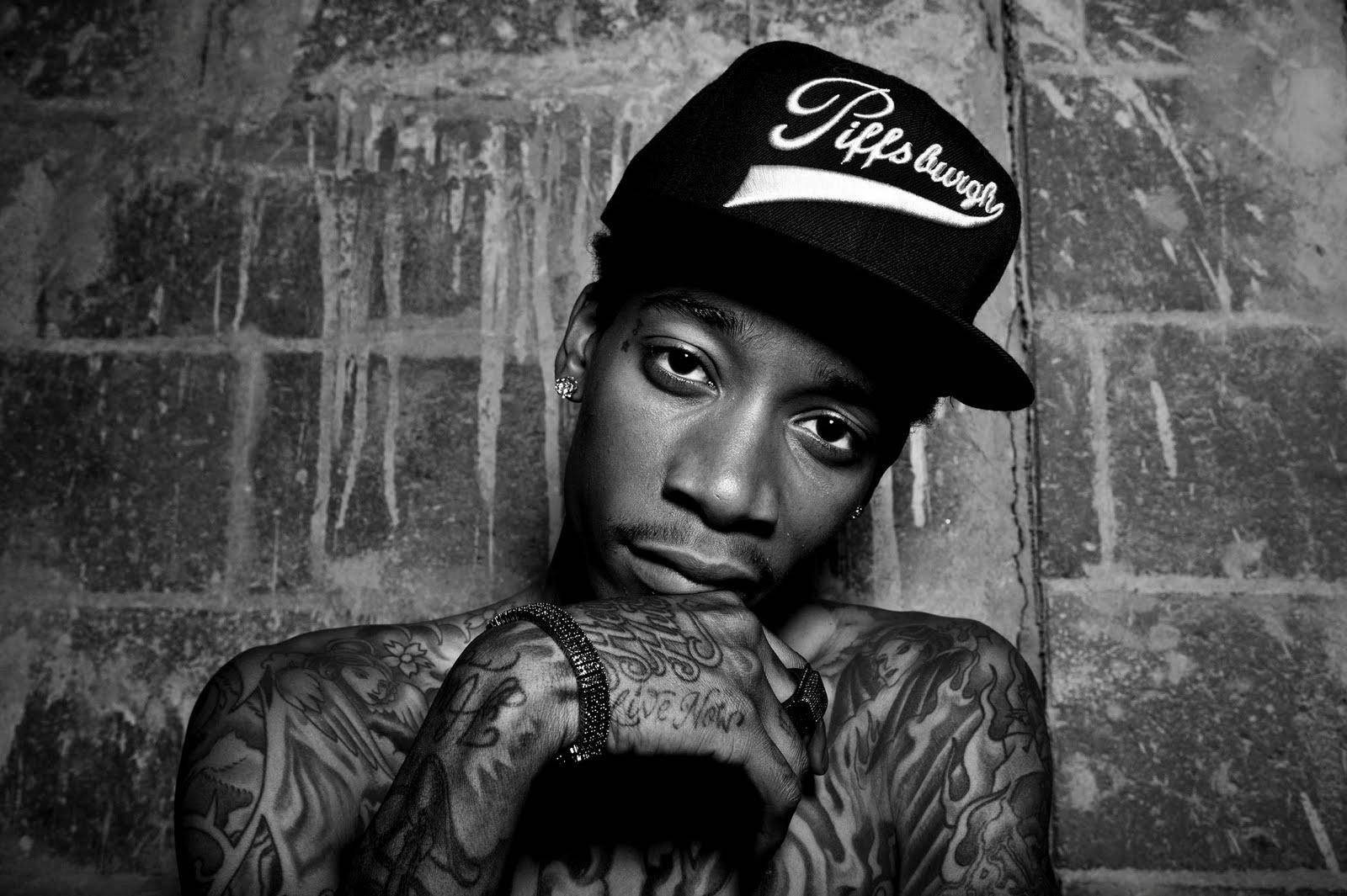 Wiz Khalifa, Piff's laugh cap, weathered brick wall, HD Desktop Wallpaper