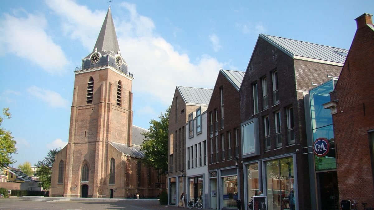 Woerden, historical church, modern shops, SD Desktop Wallpaper