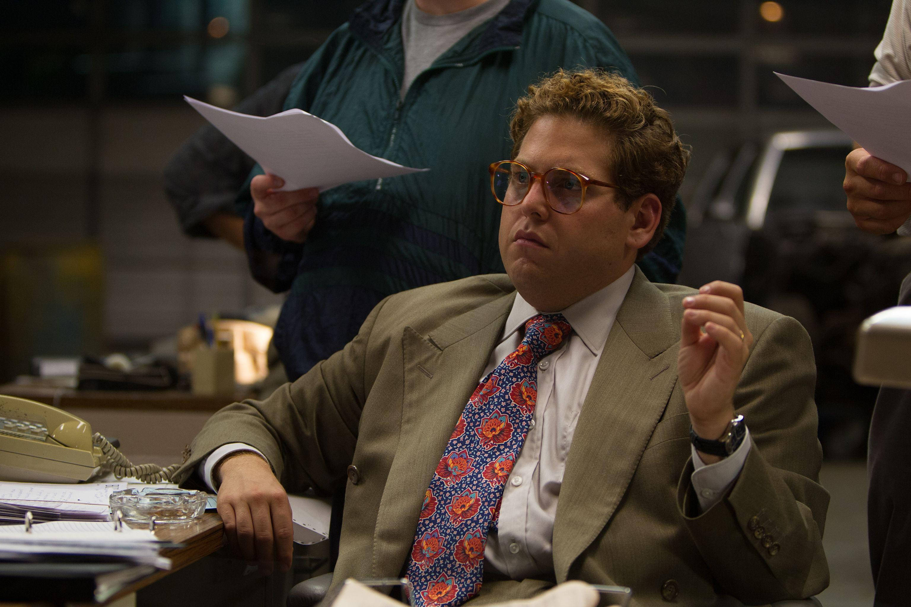 Wolf Of Wall Street, beige suit, floral tie, 2K Desktop Wallpaper