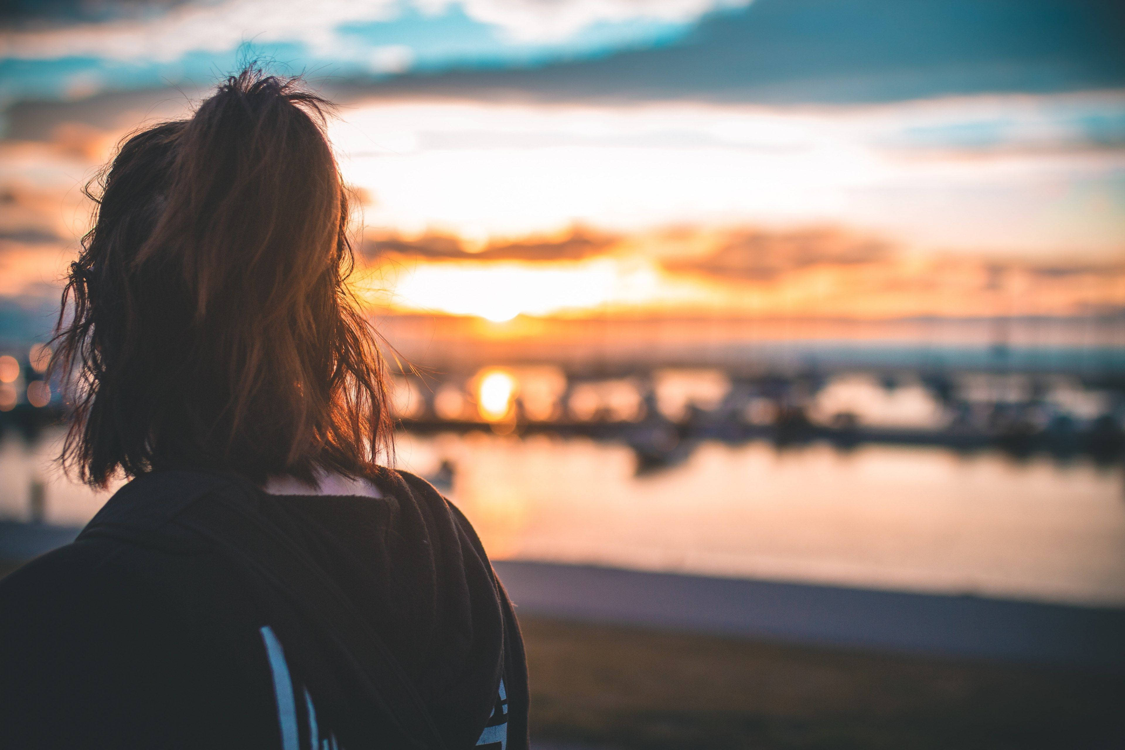 woman beach, sunset sky, vibrant sunset, 4K Desktop Wallpaper