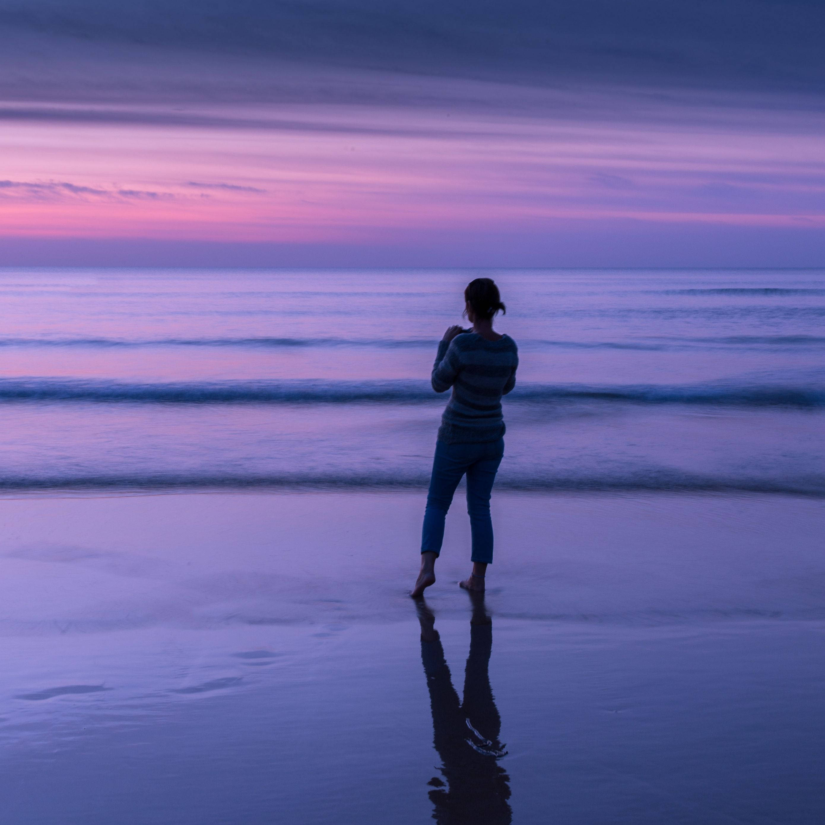 aesthetic purple woman beach, twilight, vibrant purple and pink sky, 2K Desktop Wallpaper