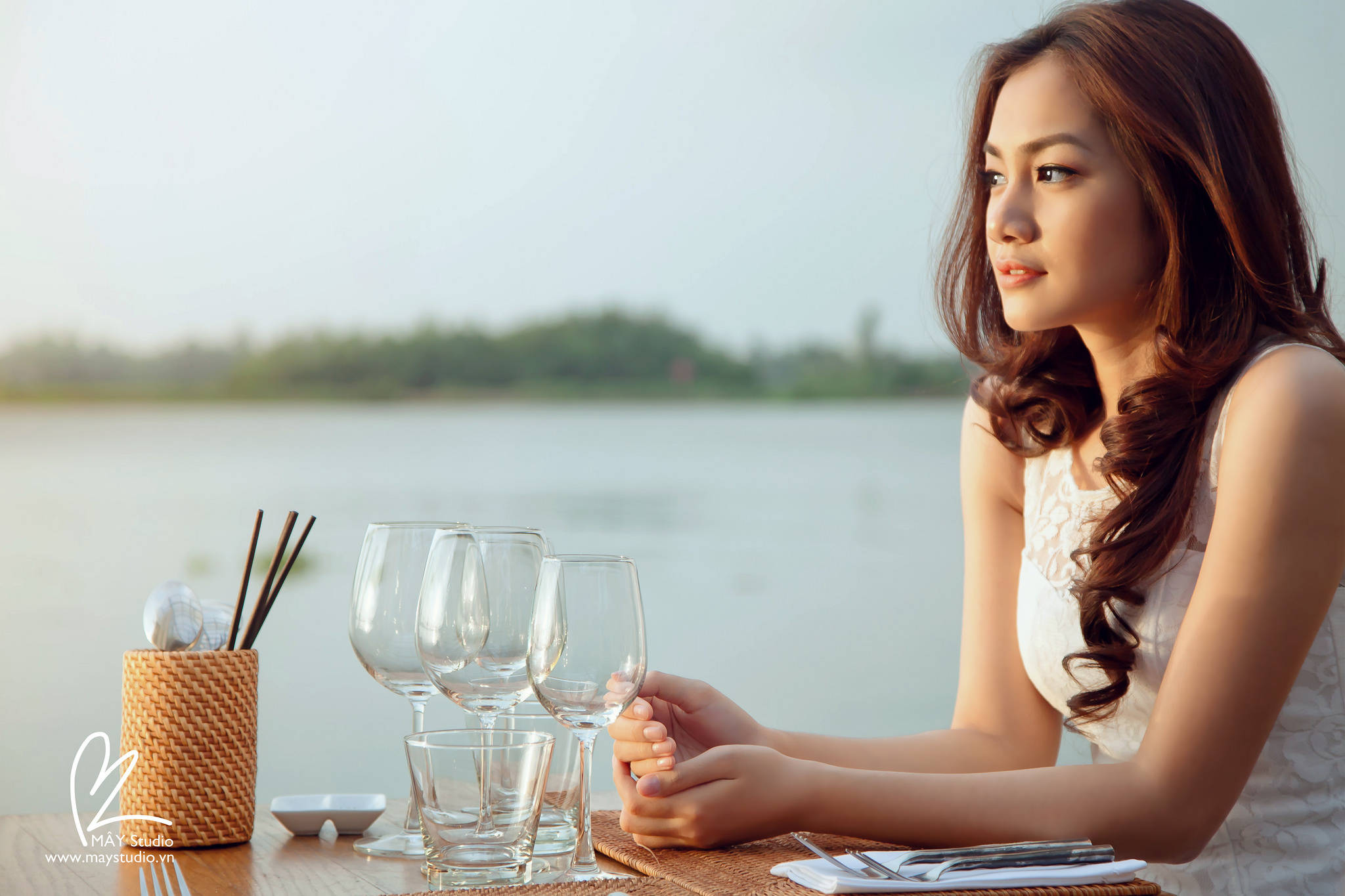 Woman Beautiful, lunch, white dress, Full HD Desktop Wallpaper