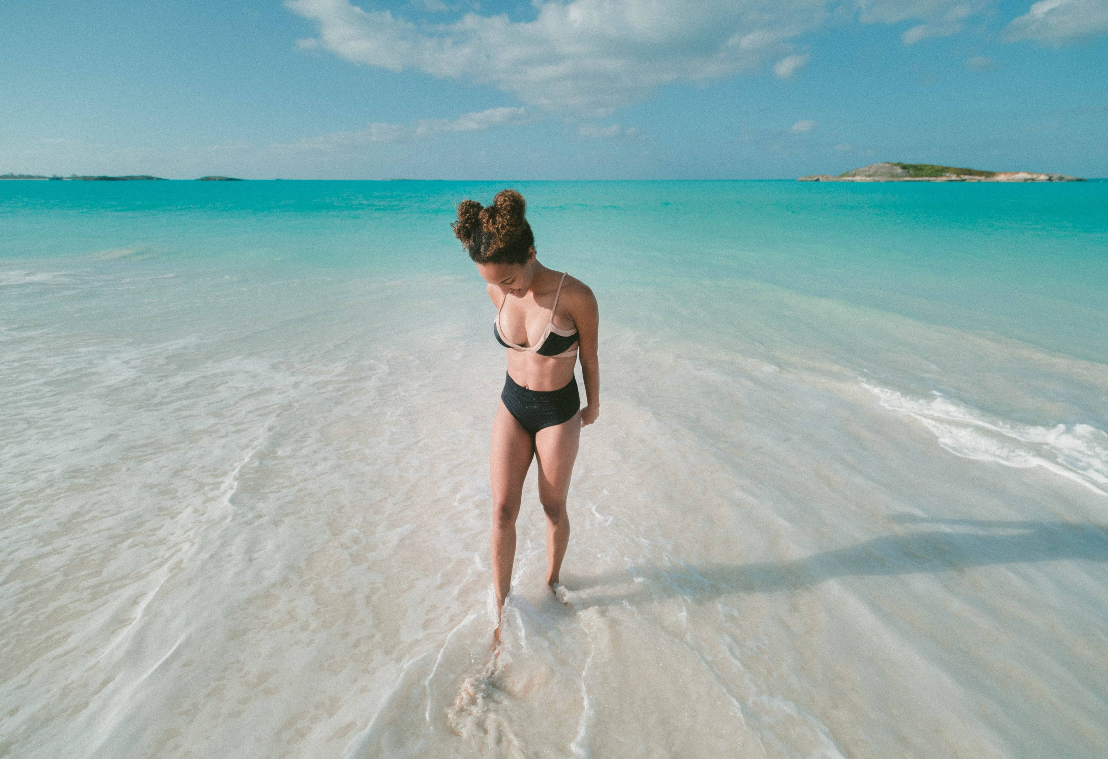 black bikini, turquoise water, bright sunny beach, 4K Desktop Wallpaper