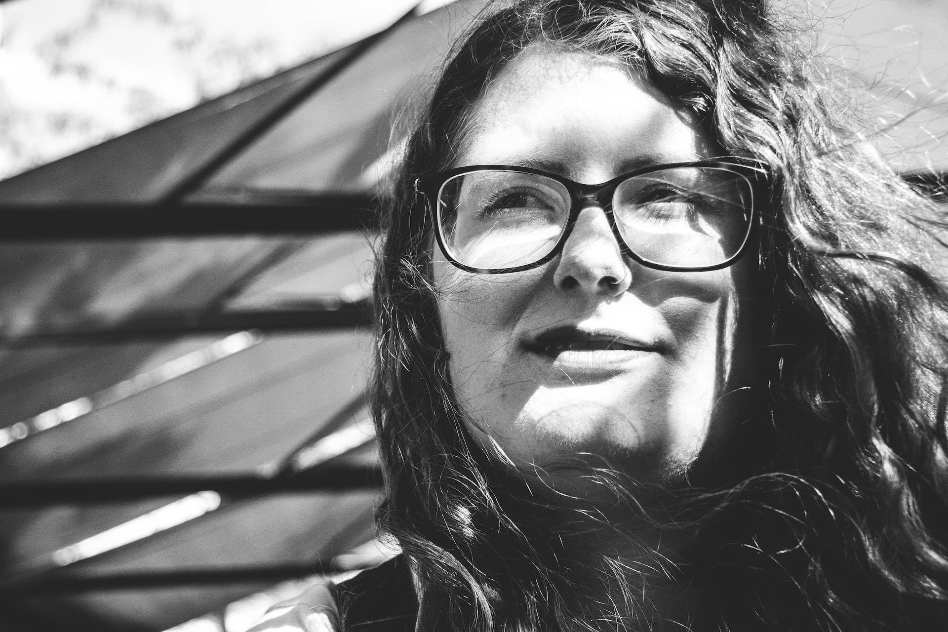 older woman, glasses, black and white portrait, Full HD Desktop Wallpaper