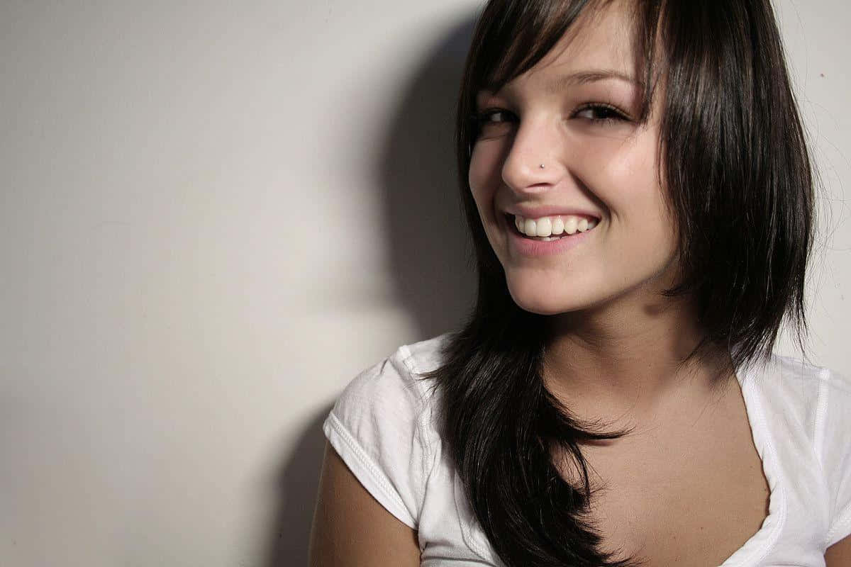 Sensual Smile, young woman, dark hair, SD Desktop Wallpaper