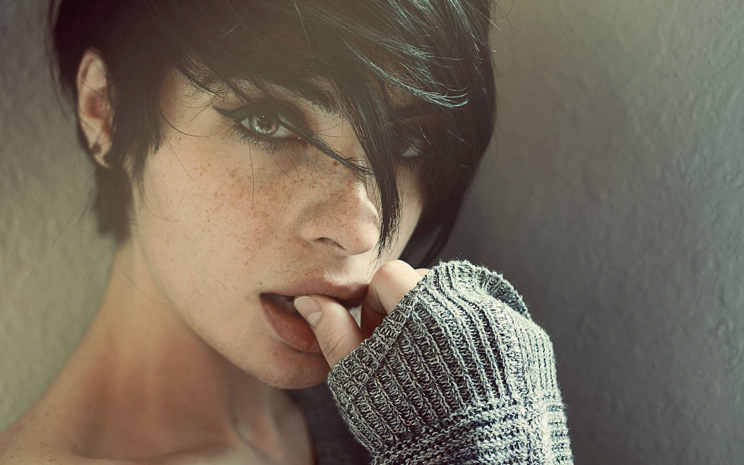 freckled woman, short dark hair, biting her lip, 2K Desktop Wallpaper