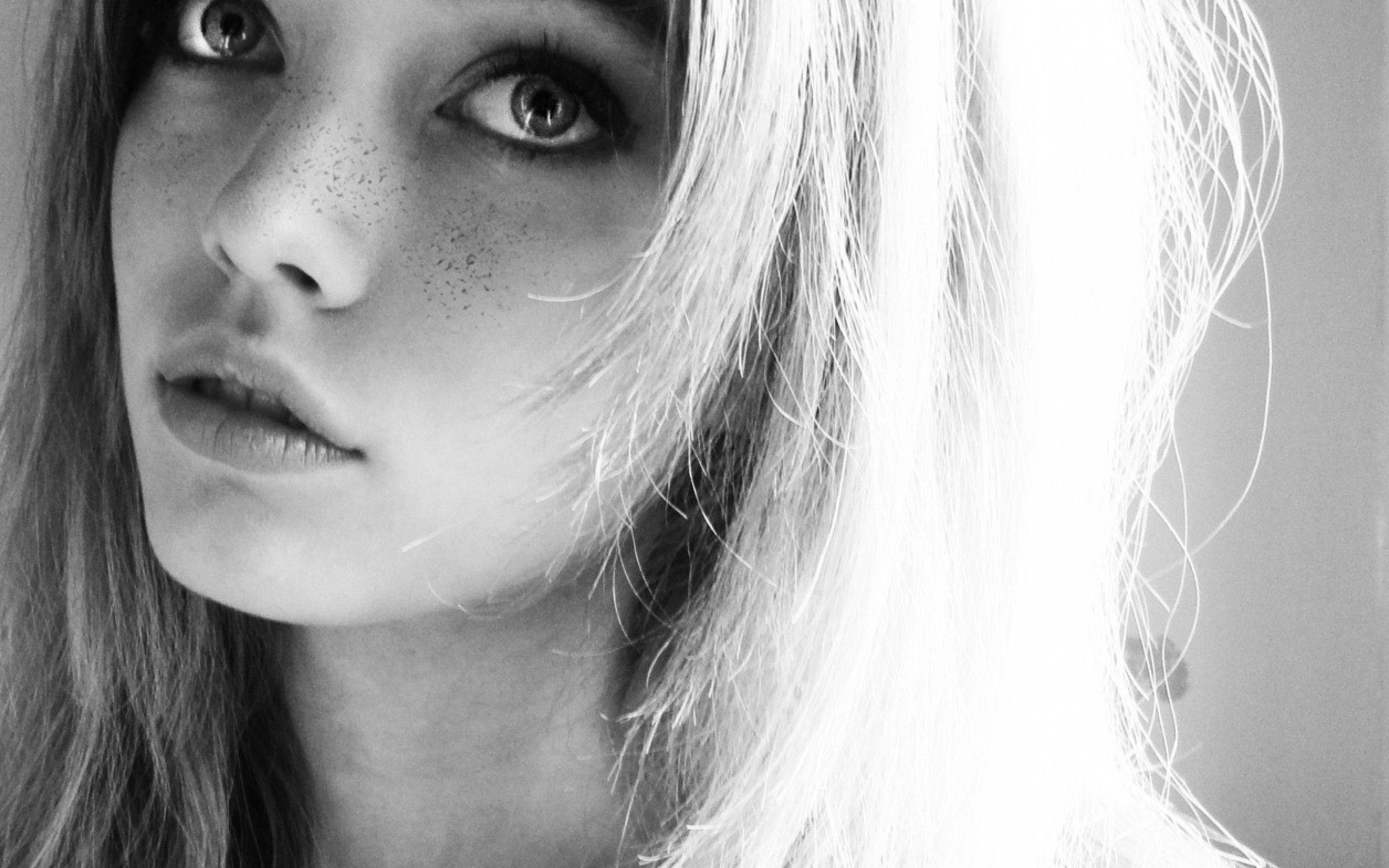 monochrome, white-haired woman, freckles, 2K Desktop Wallpaper