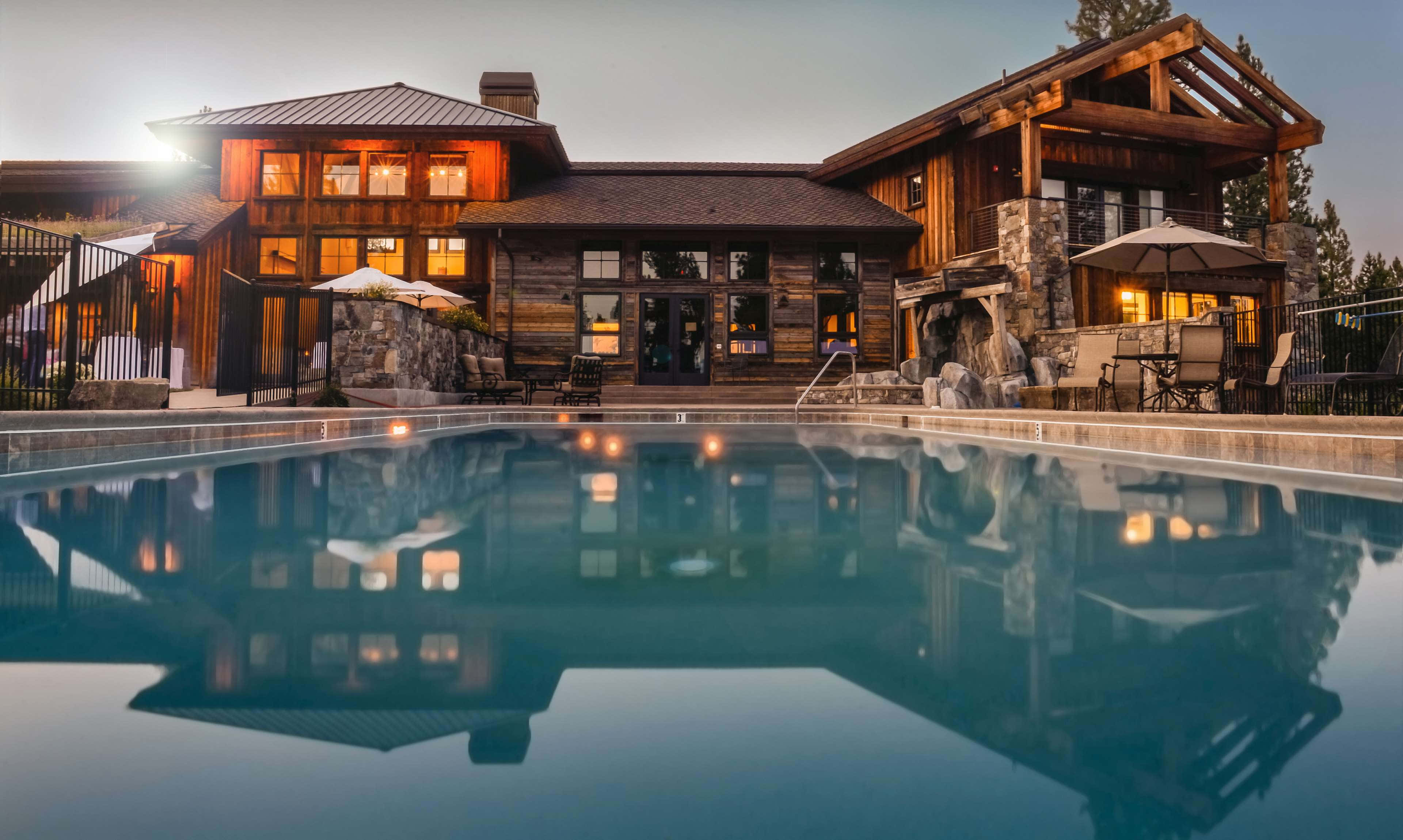 luxury house, wooden walls, warm glowing windows, 4K Desktop Wallpaper