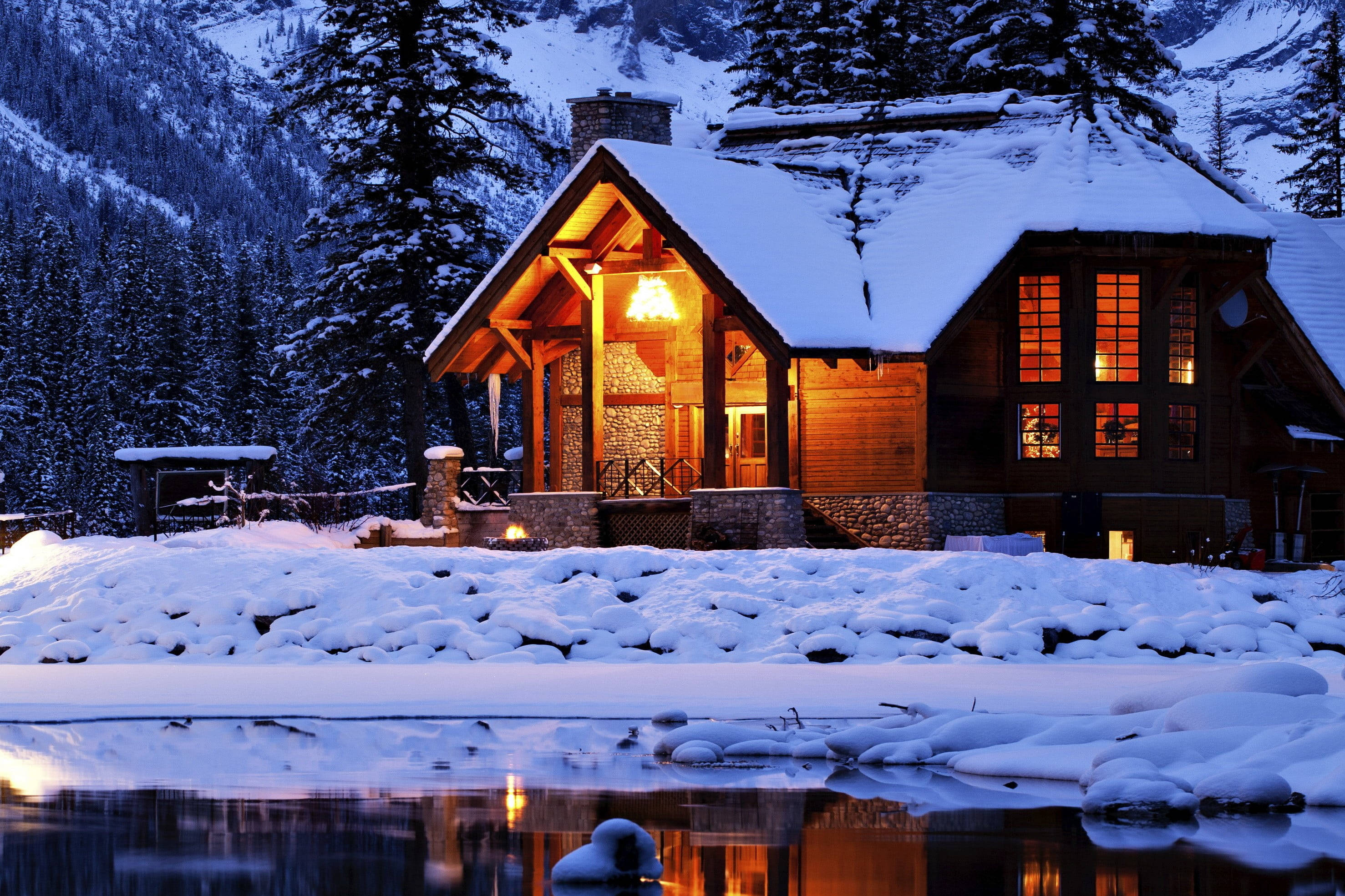 wooden cabin, snow-covered, snowy mountain backdrop, 2K Desktop Wallpaper
