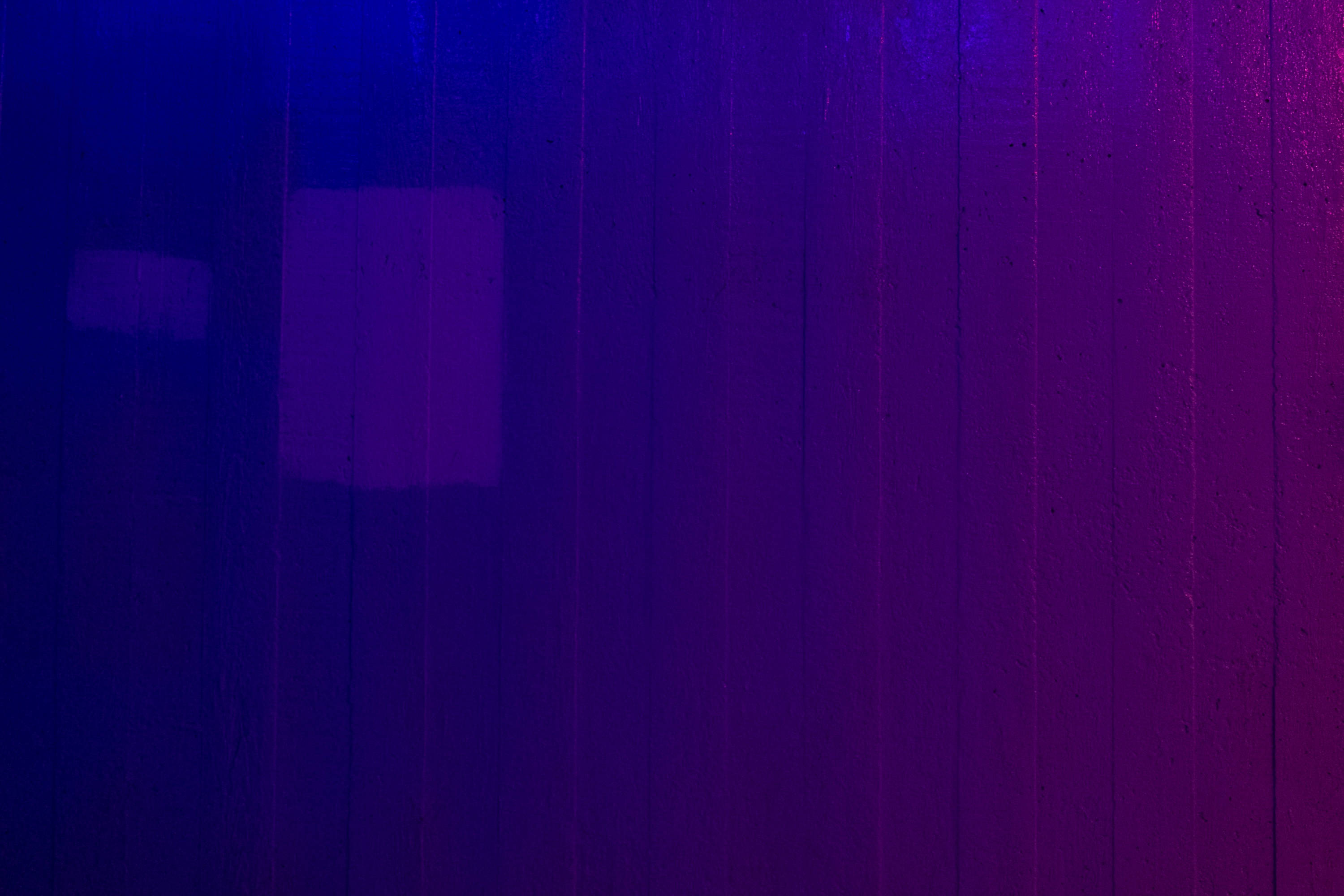 textured blue violet wood, vertical wooden planks, gradient purple and blue neon light, 2K Desktop Wallpaper