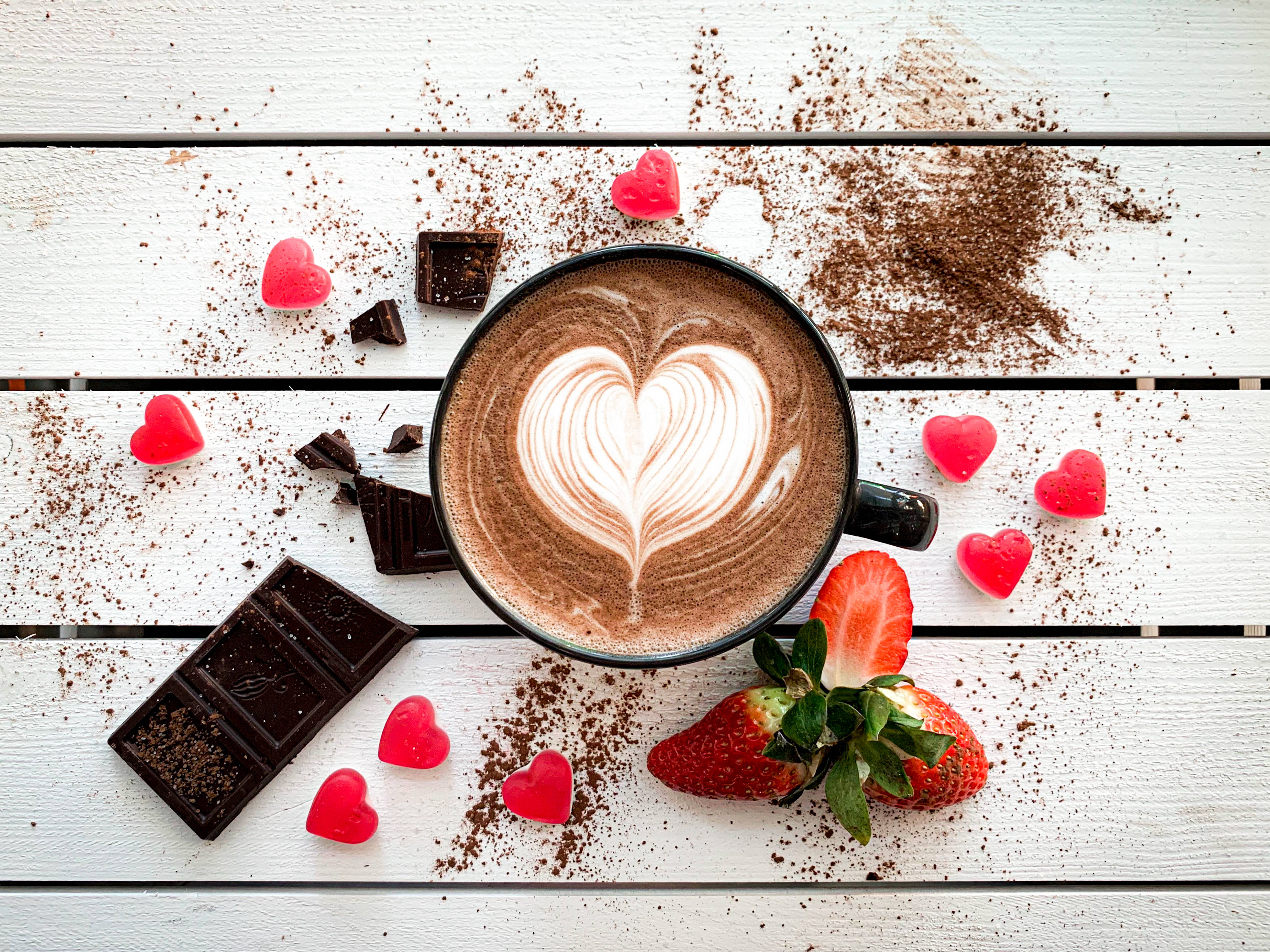 strawberry latte, wood texture, heart-shaped latte art, 2K Desktop Wallpaper