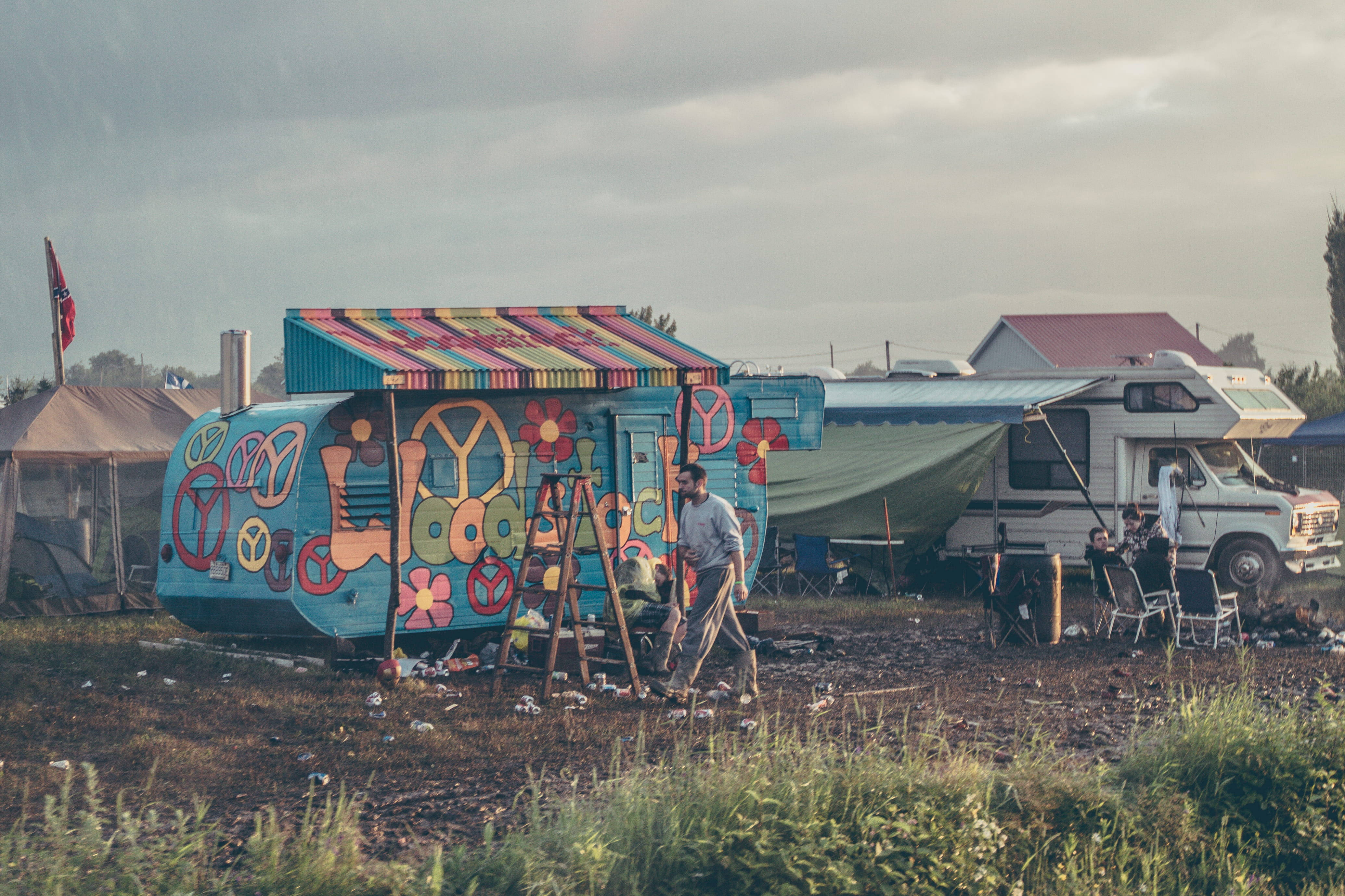 Woodstock, peace-sign mural, vintage camper van, 4K Desktop Wallpaper