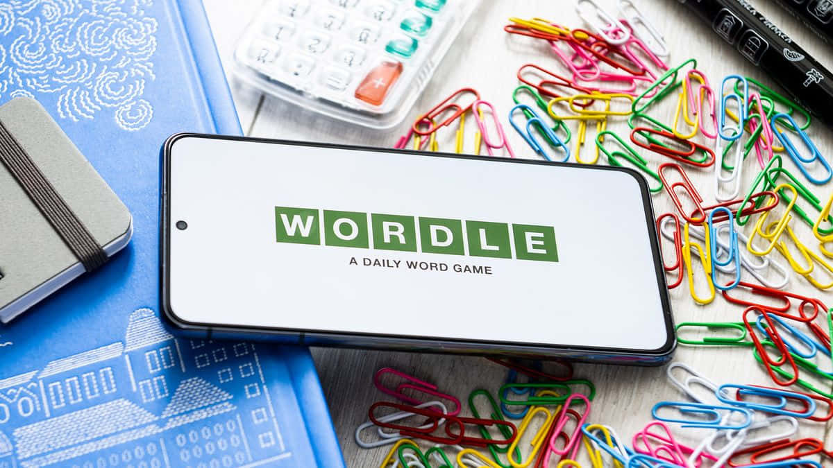Wordle game logo, smartphone, colorful paper clips, SD Desktop Wallpaper