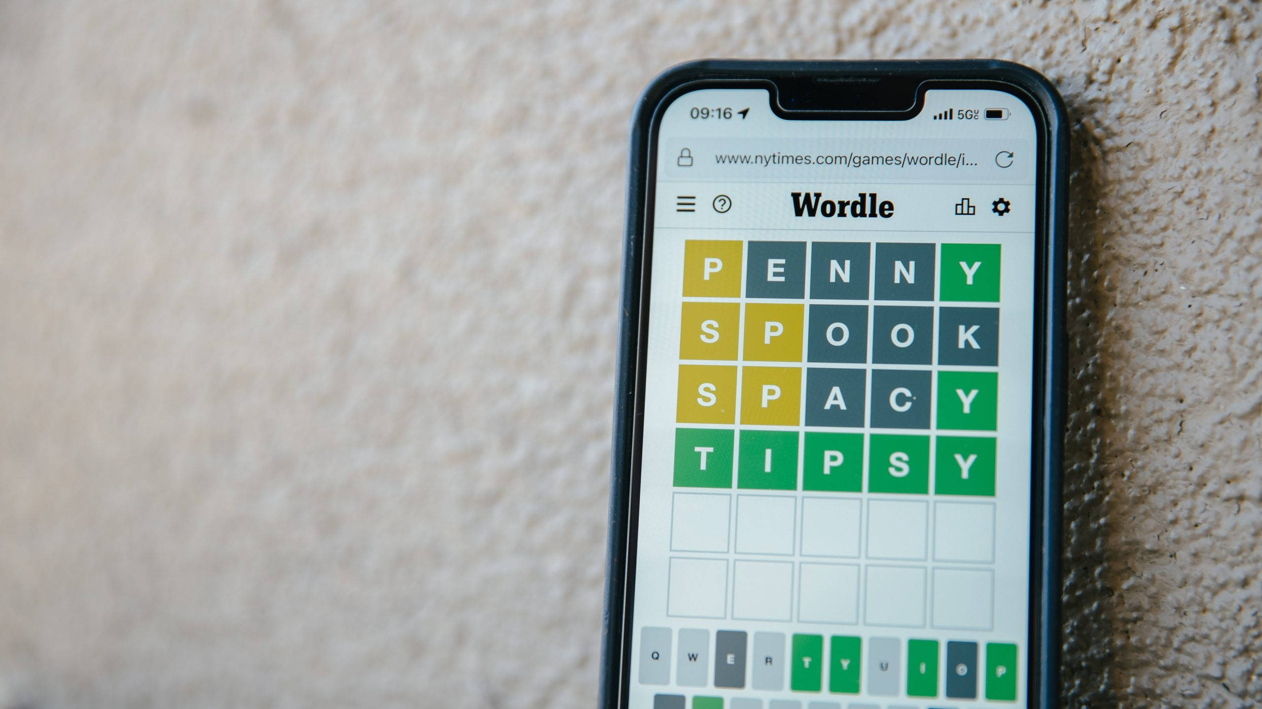 Wordle, smartphone, solved puzzles, 2K Desktop Wallpaper