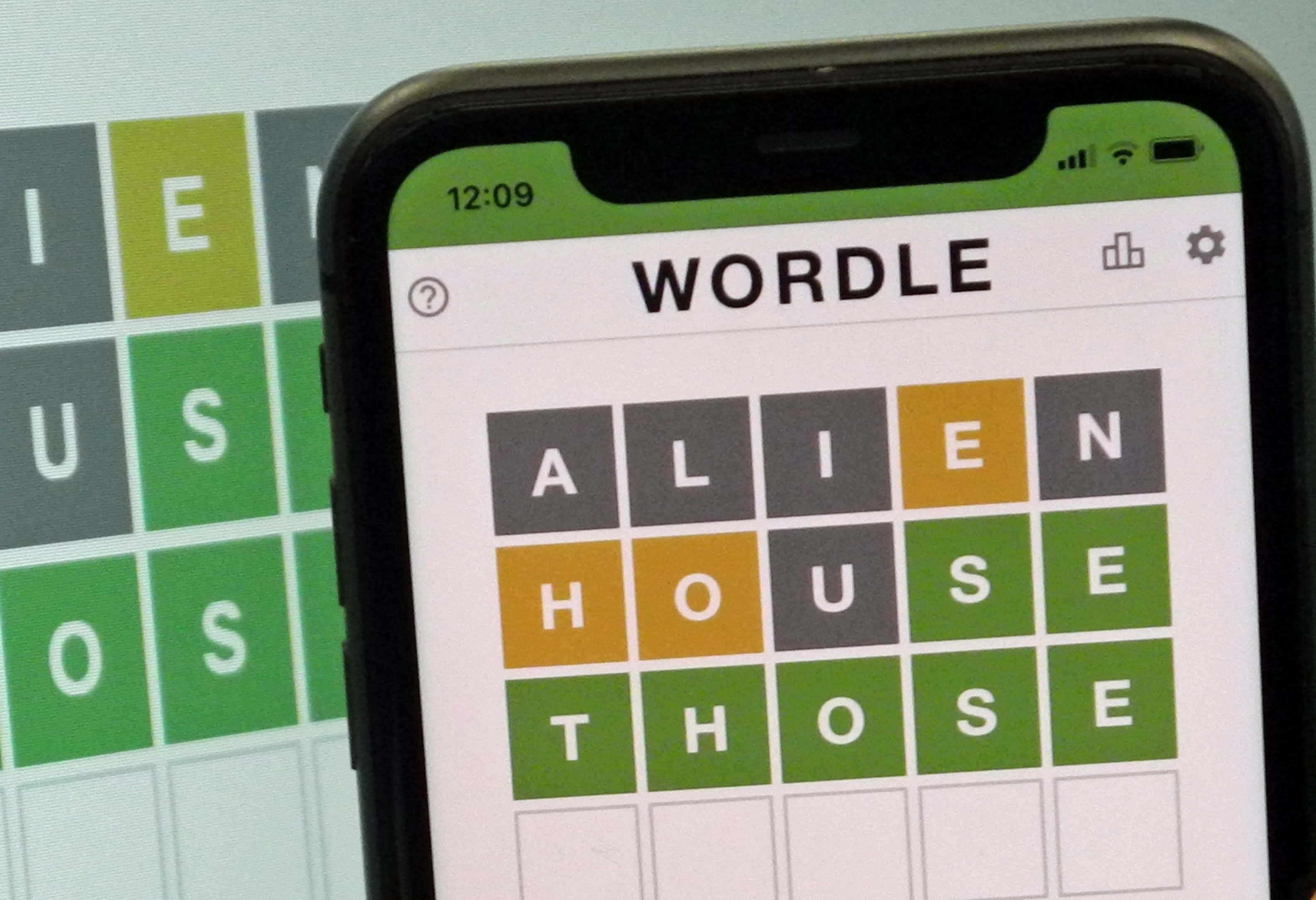 Wordle, smartphone, color-coded letter feedback, 2K Desktop Wallpaper